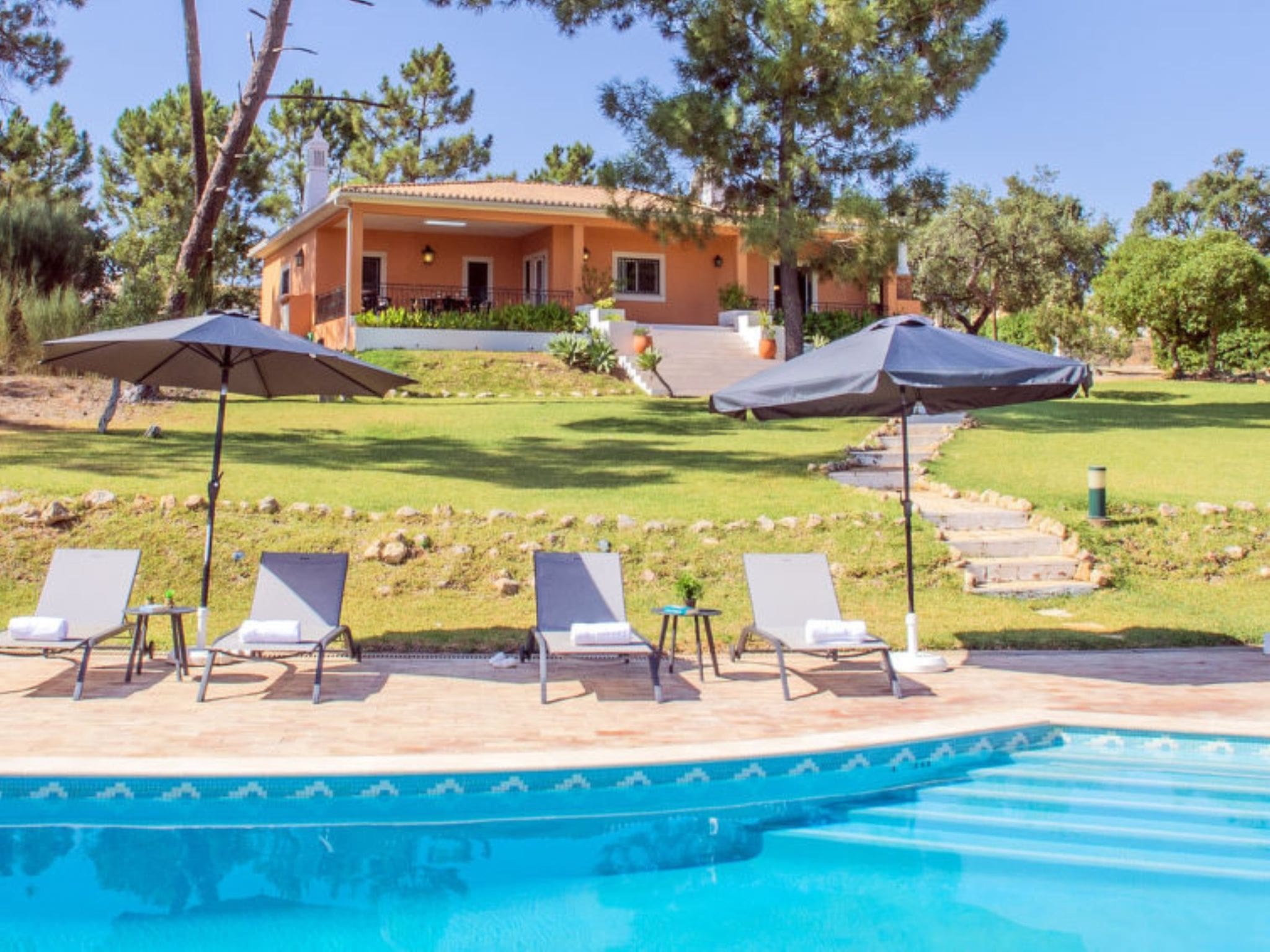 Quinta Carrasqueiro Pera: Stunning 3-Bedroom Family Villa with Private Pool in Portugal’s Beautiful Algarve Region