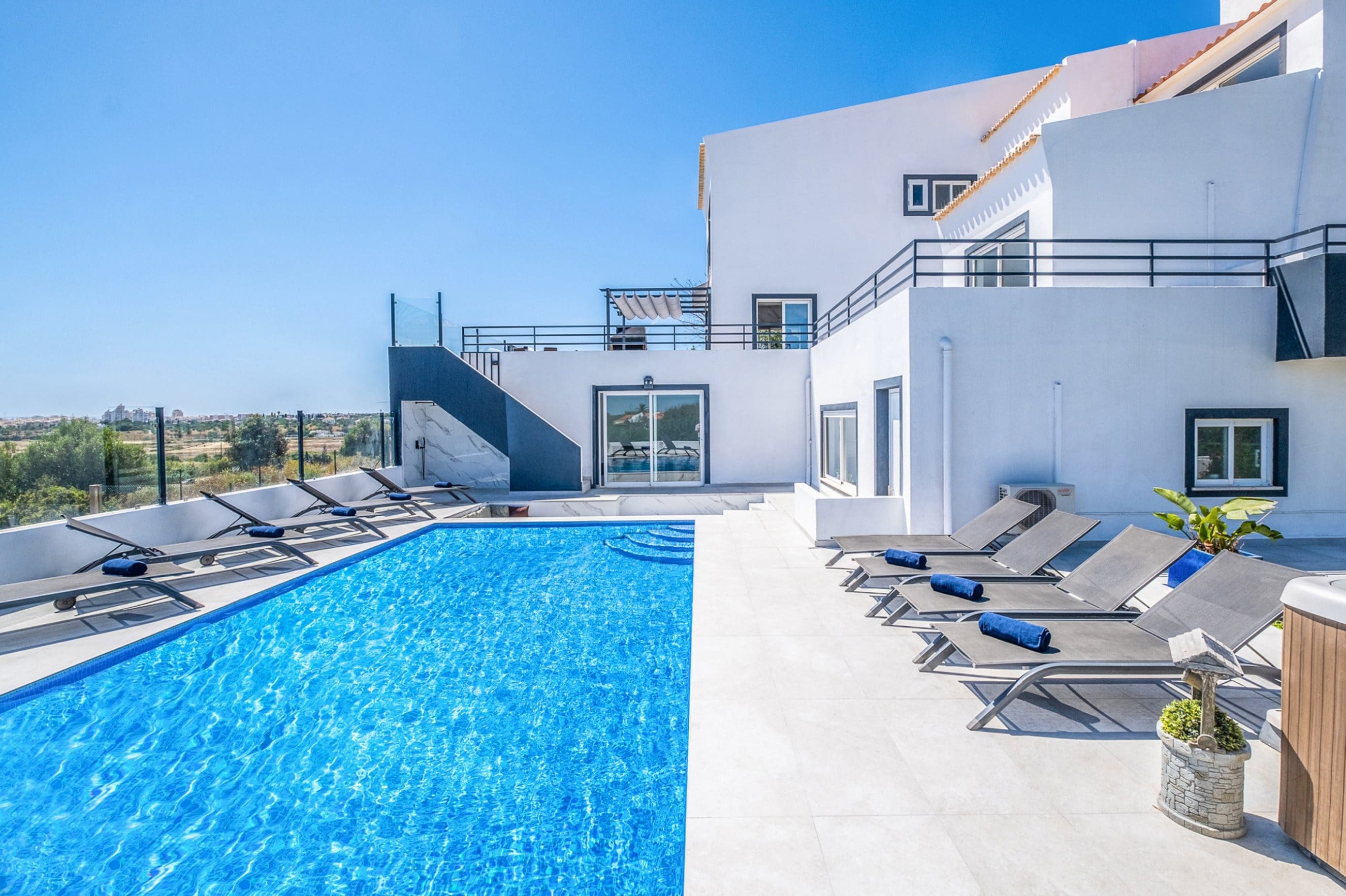 Quinta da Serra Verde: Elegant 7-Bedroom Apartment with Swimming Pool, Algarve