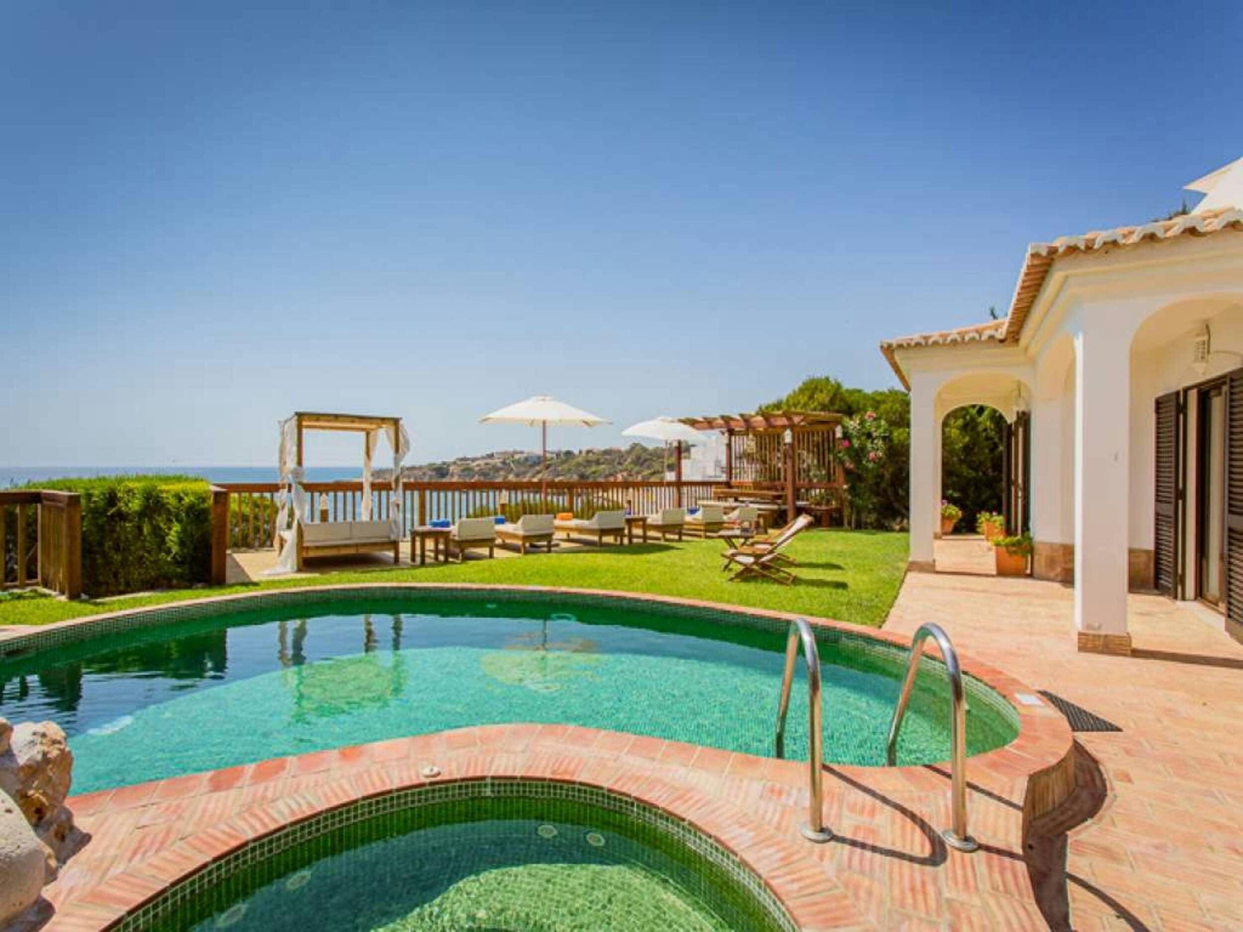 Quinta Falesia Albufeira: Luxury 5-Bedroom Villa with Beachfront Access and Sauna, Albufeira