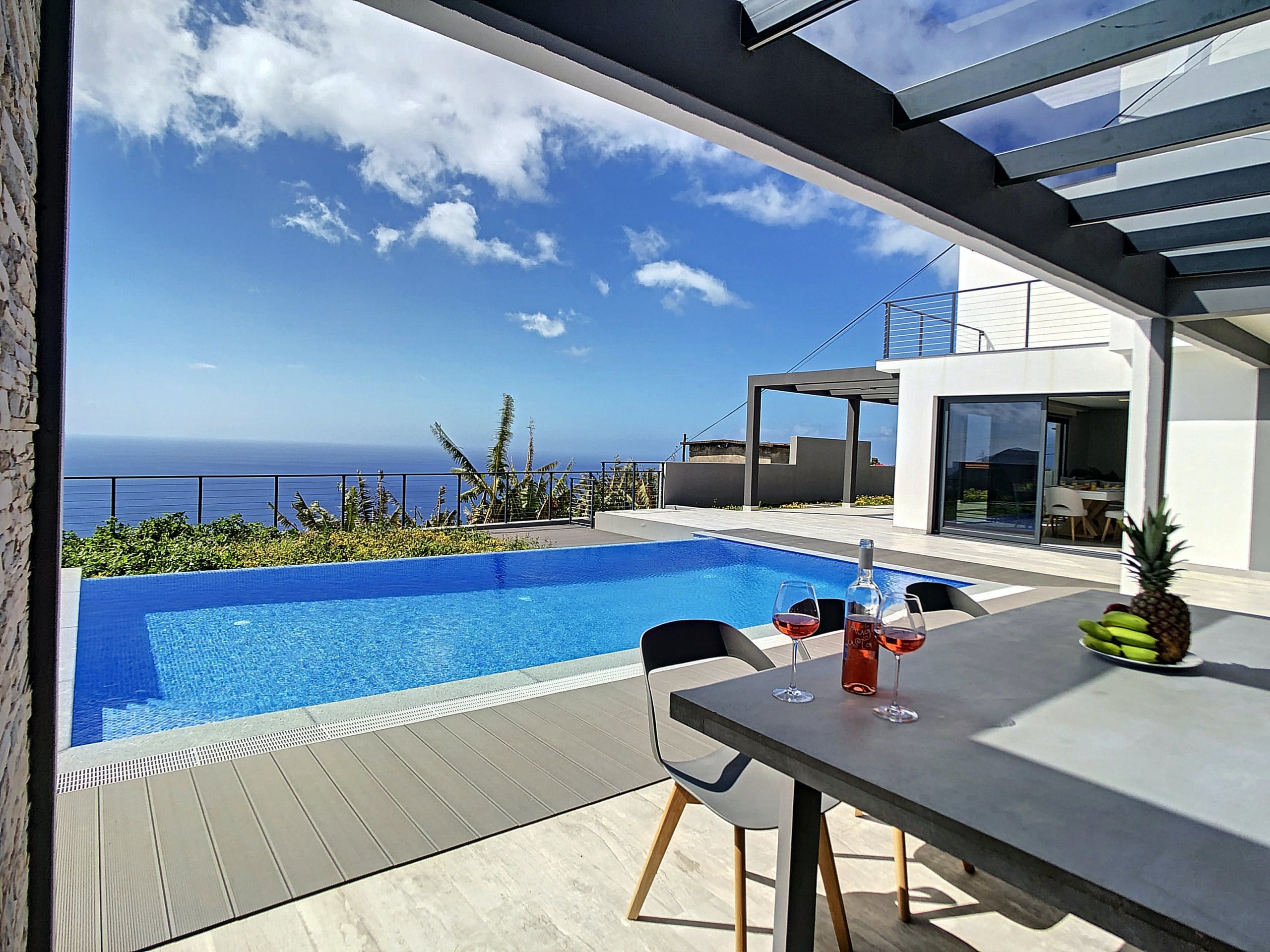 Quinta Laurisilva Calheta: Luxurious 4-Bedroom Apartment with Seaview and Pool, Calheta