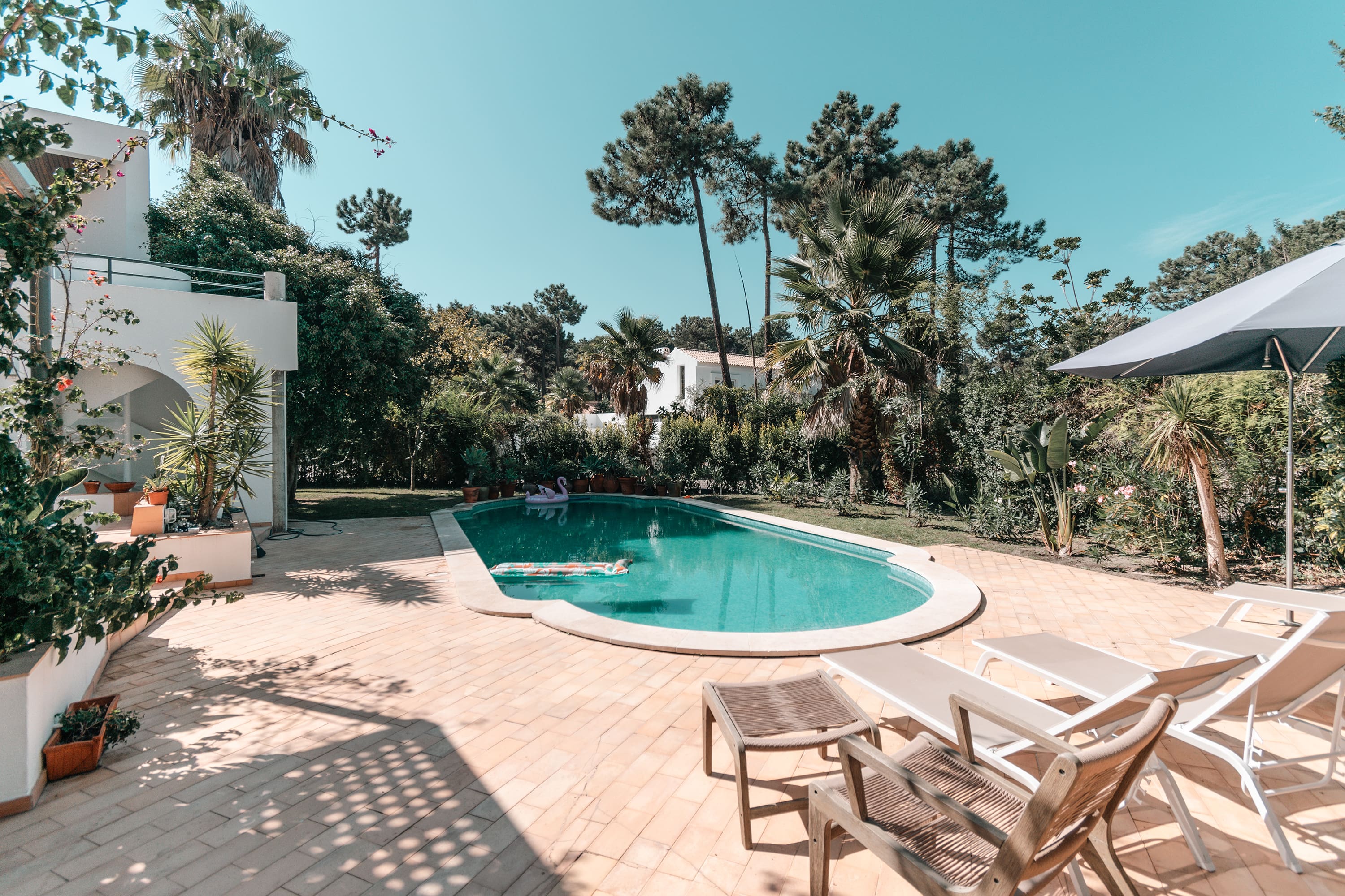 Quinta Medronheiro Aroeira: Spacious 6-Bedroom Apartment with Pool and Tennis Court, Aroeira