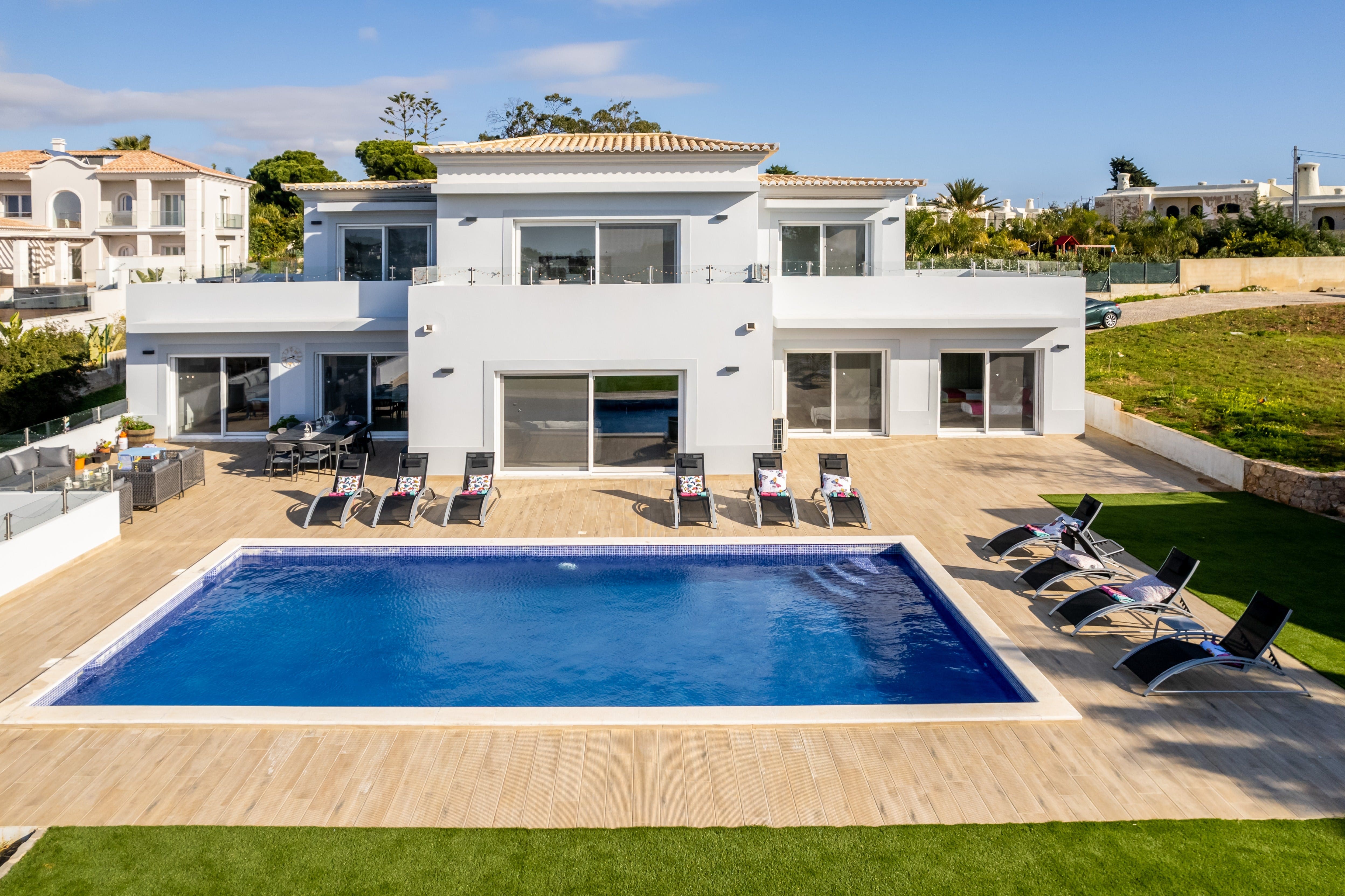Quinta Medronheiro Carvoeiro: Luxury 5-Bedroom Apartment with Seaview and Pool, Algarve