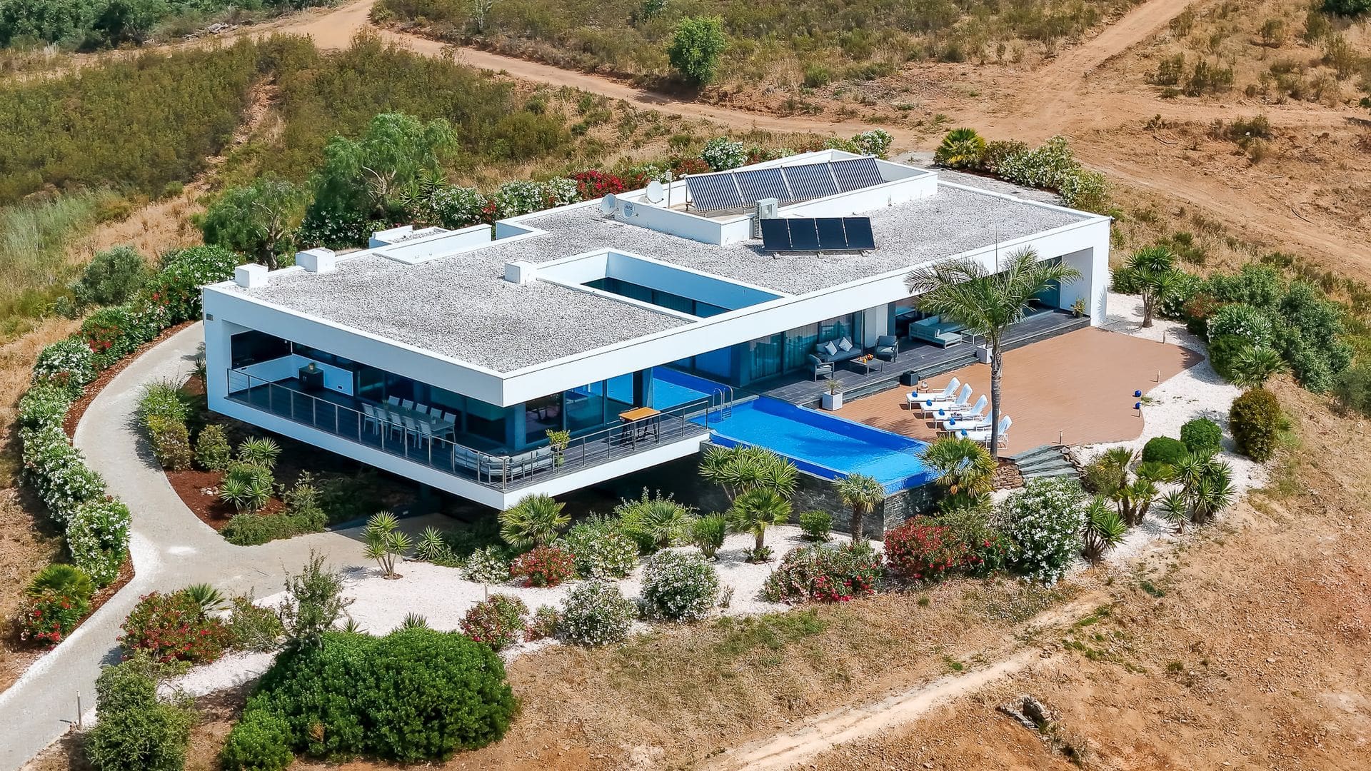 Quinta Serra Lagos: Opulent 5-Bedroom Villa with Infinity Pool, Lagos