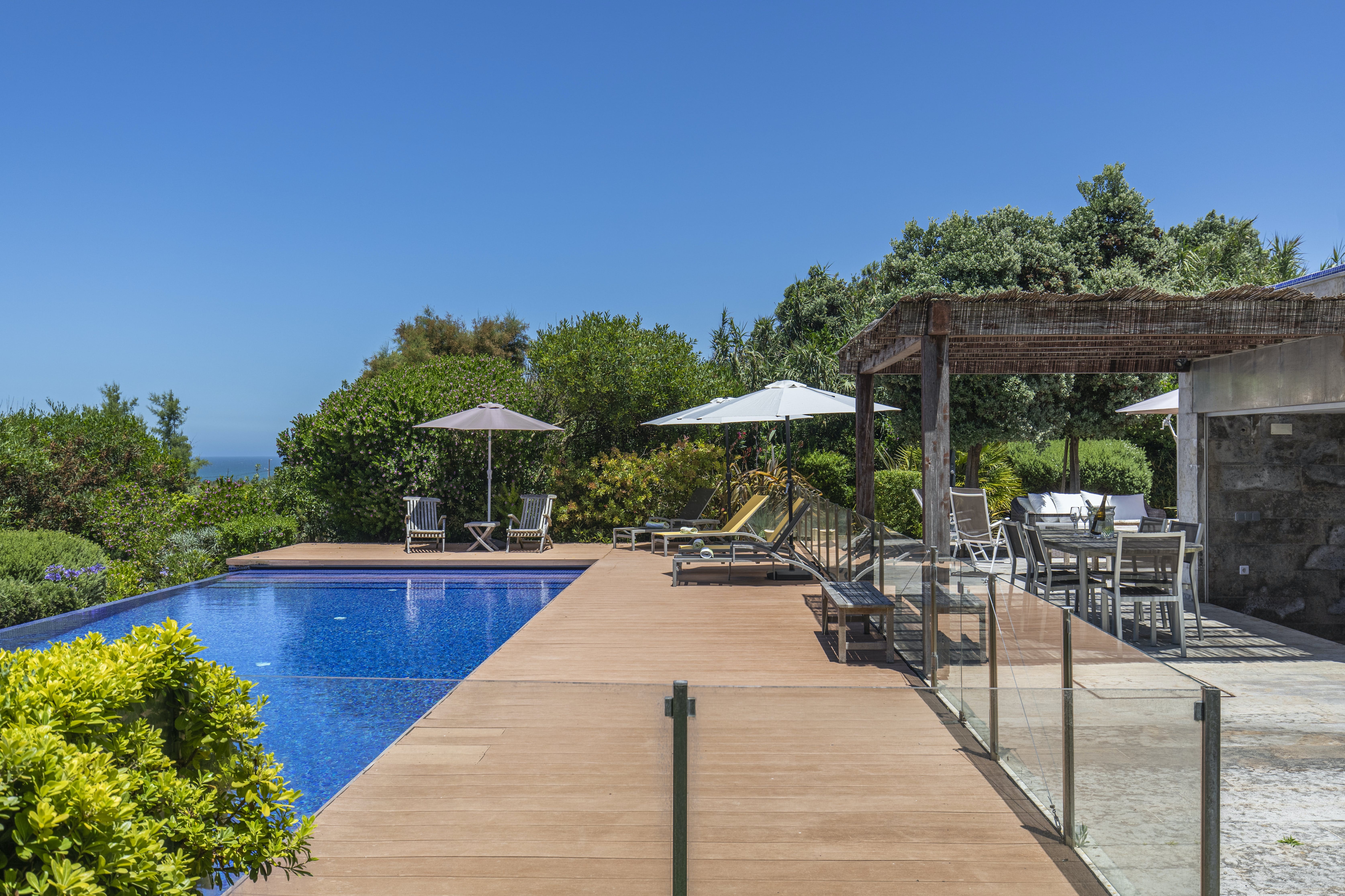Quinta Ulgueira Sintra: Luxury 6-Bedroom Apartment with Infinity Pool and Seaview, Sintra