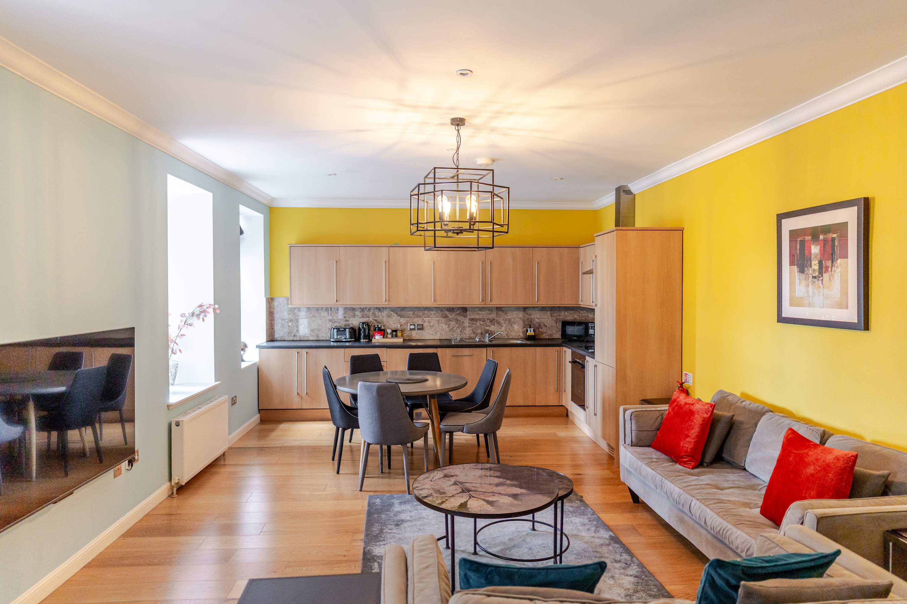 Royal Mile Retreat: Charming 3-Bedroom Apartment in Historic Old Town, Edinburgh