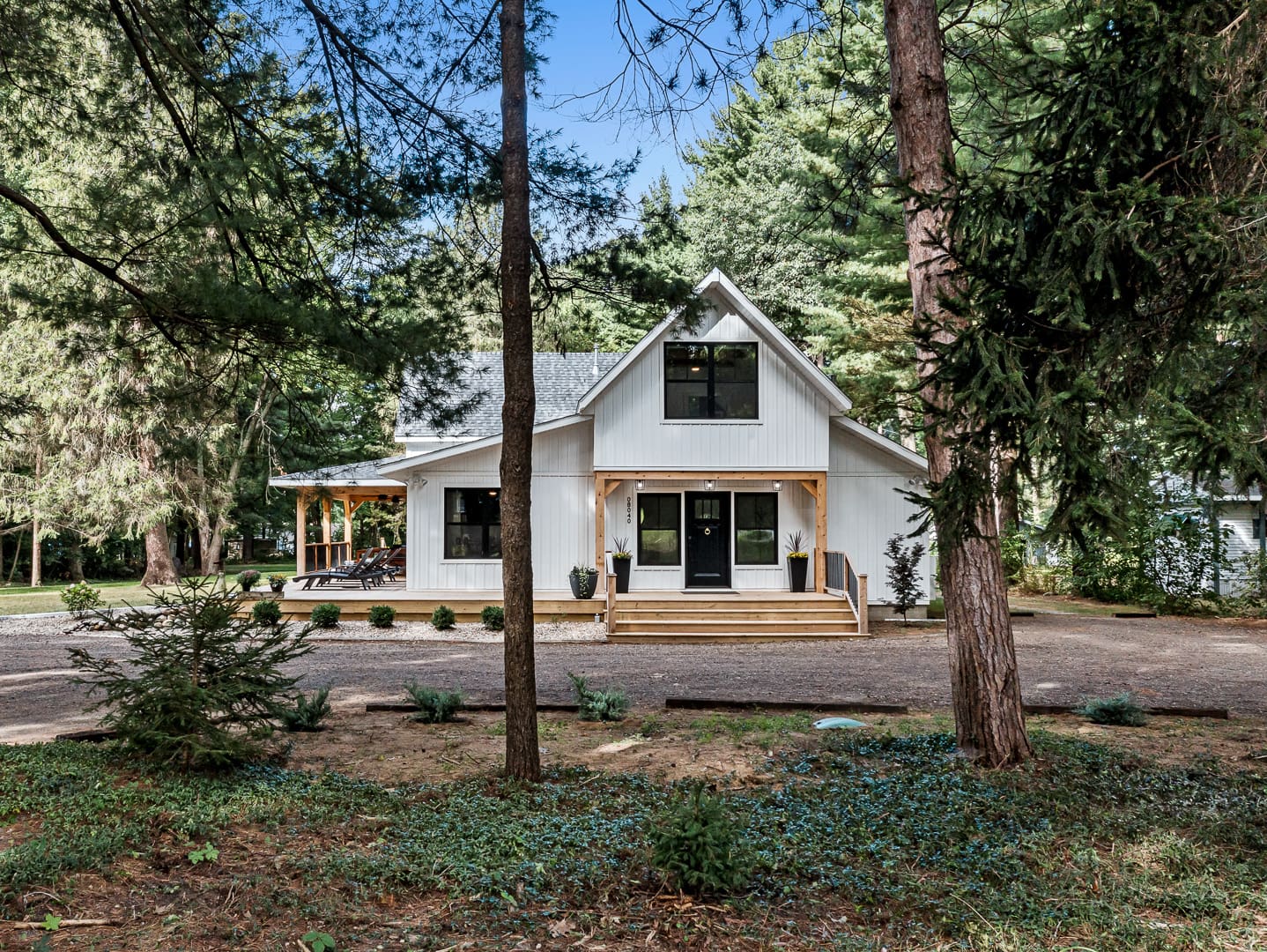 Saddle Lake Haven: Luxury 7-Bedroom Apartment Rental with Private Pool and Waterfront Access, Van Buren County Michigan