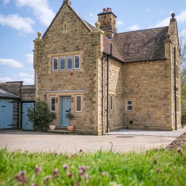 Sandstone Manor Cottage: Historic 3-Bedroom Luxury Cottage West Sussex with Private Estate Setting