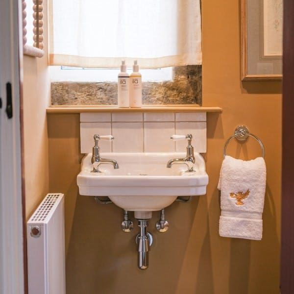 Sandstone Manor Cottage: Historic 3-Bedroom Luxury Cottage West Sussex with Private Estate Setting