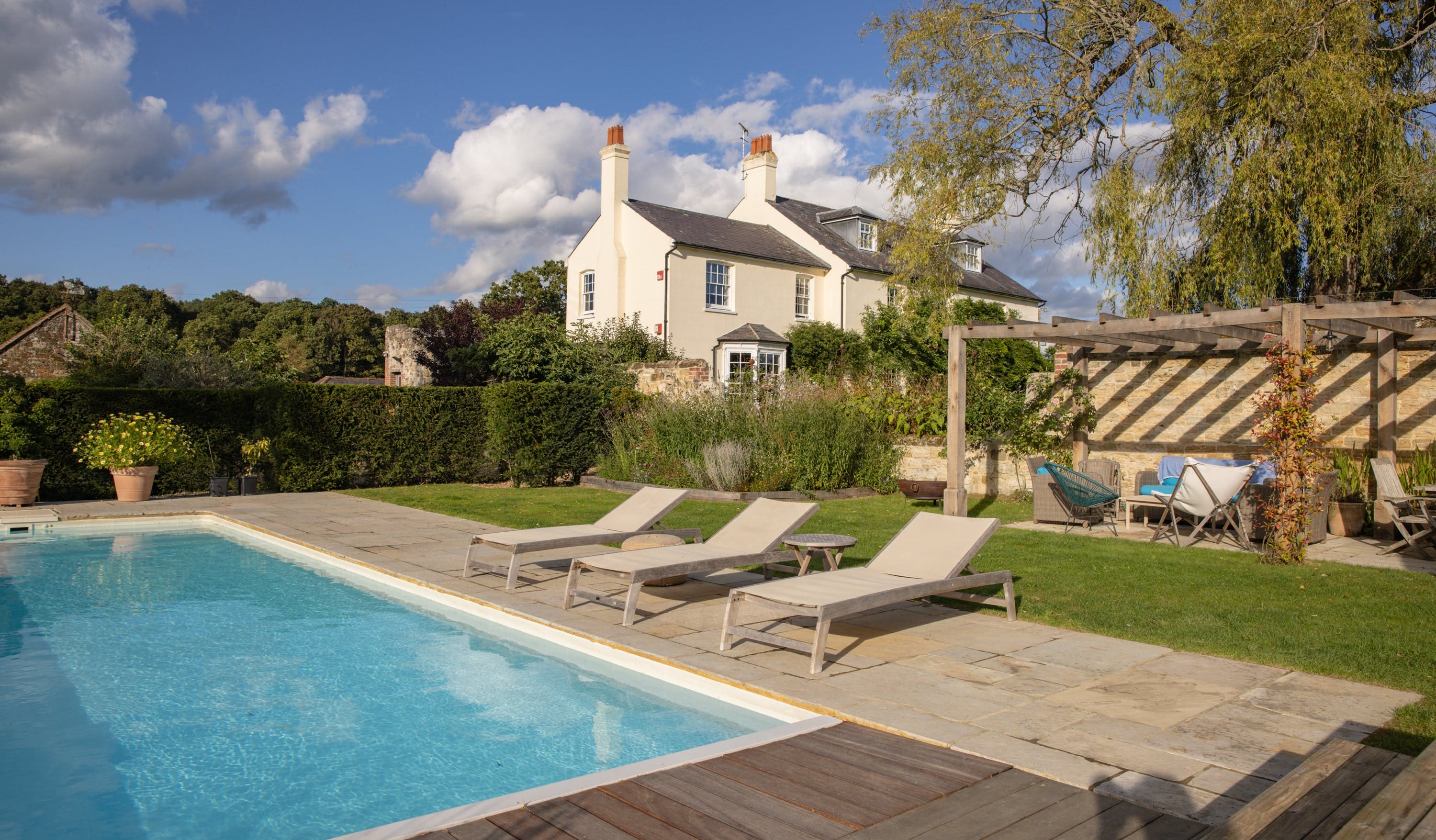 Shepherd’s Rest House: Georgian 6-Bedroom Luxury Apartment Rental South Downs with Pool and Highland Cattle
