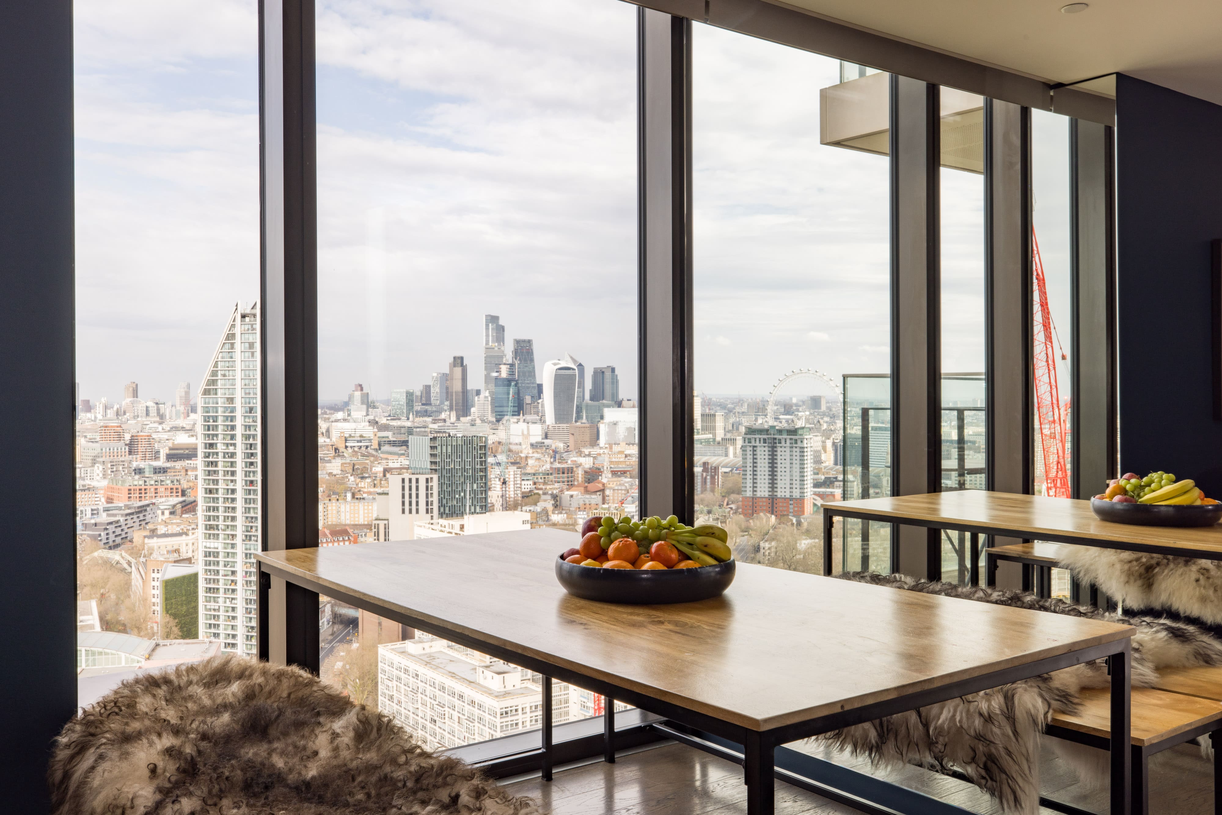 Sky Tower Residence: Sky Tower Residence: 3-Bedroom Panoramic Apartment Rental London Elephant Castle with Observatory Views