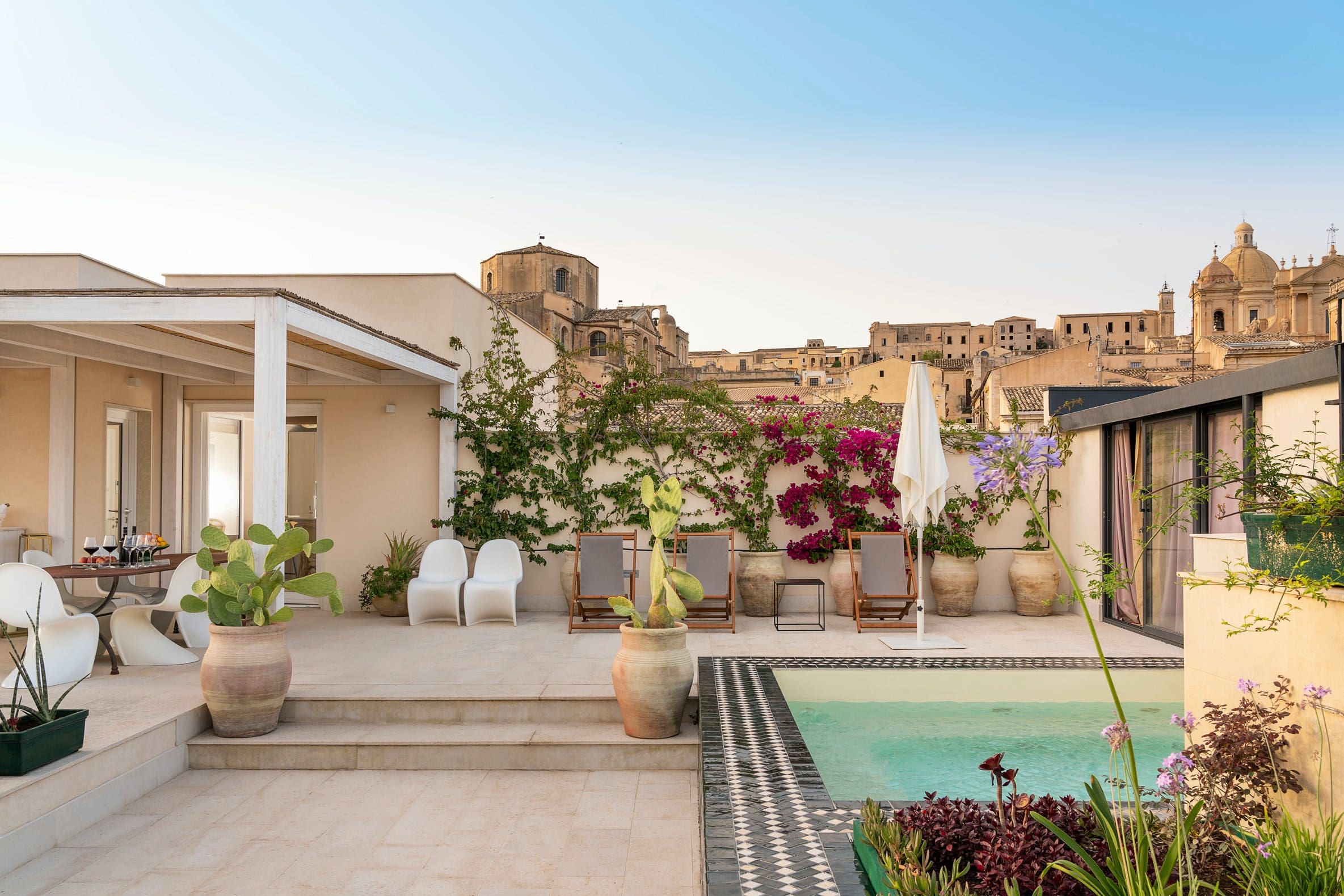 Terrazza di Noto: Stylish 4-Bedroom Apartment with Rooftop Pool, Val di Noto