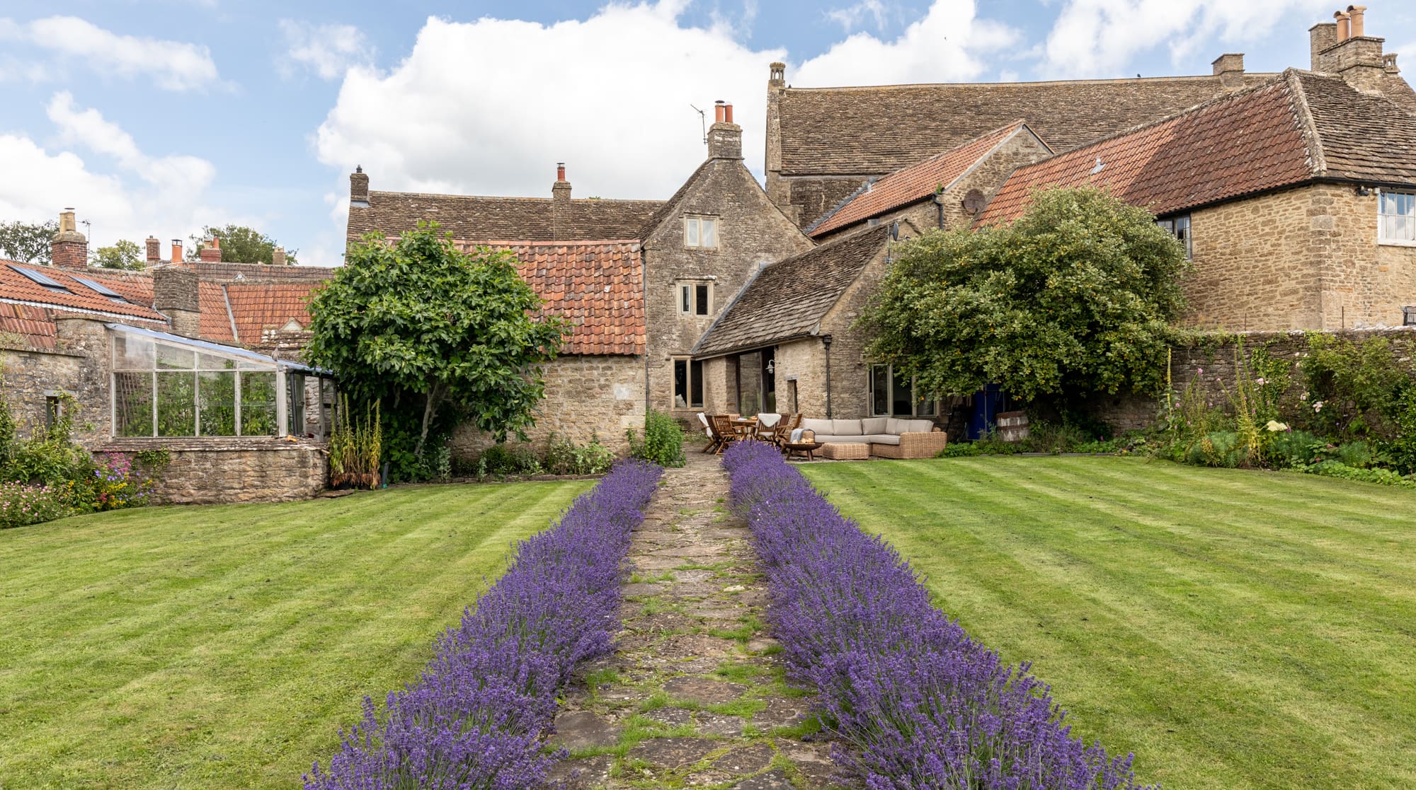 The Historic Malthouse: 7-Bedroom Historic Luxury Apartment Rental Bath with Tennis Court
