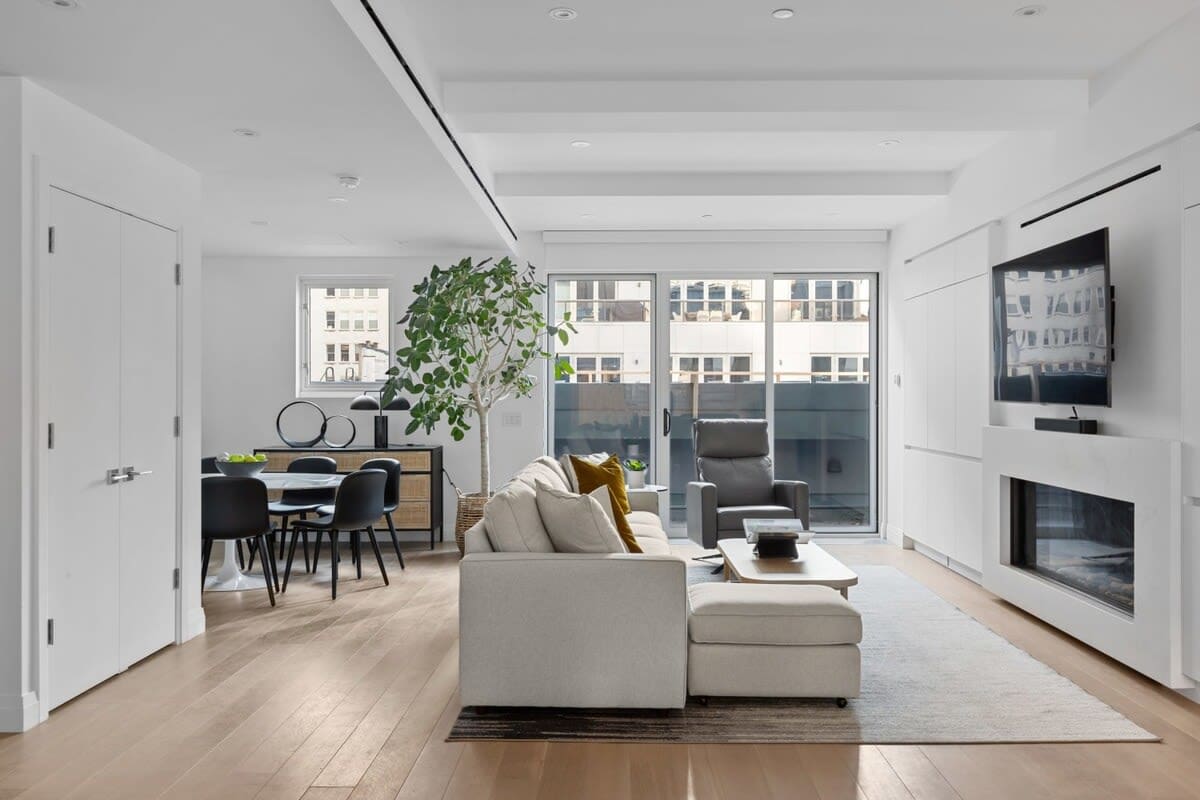 Tribeca Skyline Retreat: Luxury 3-Bedroom Villa with Private Balcony, Tribeca