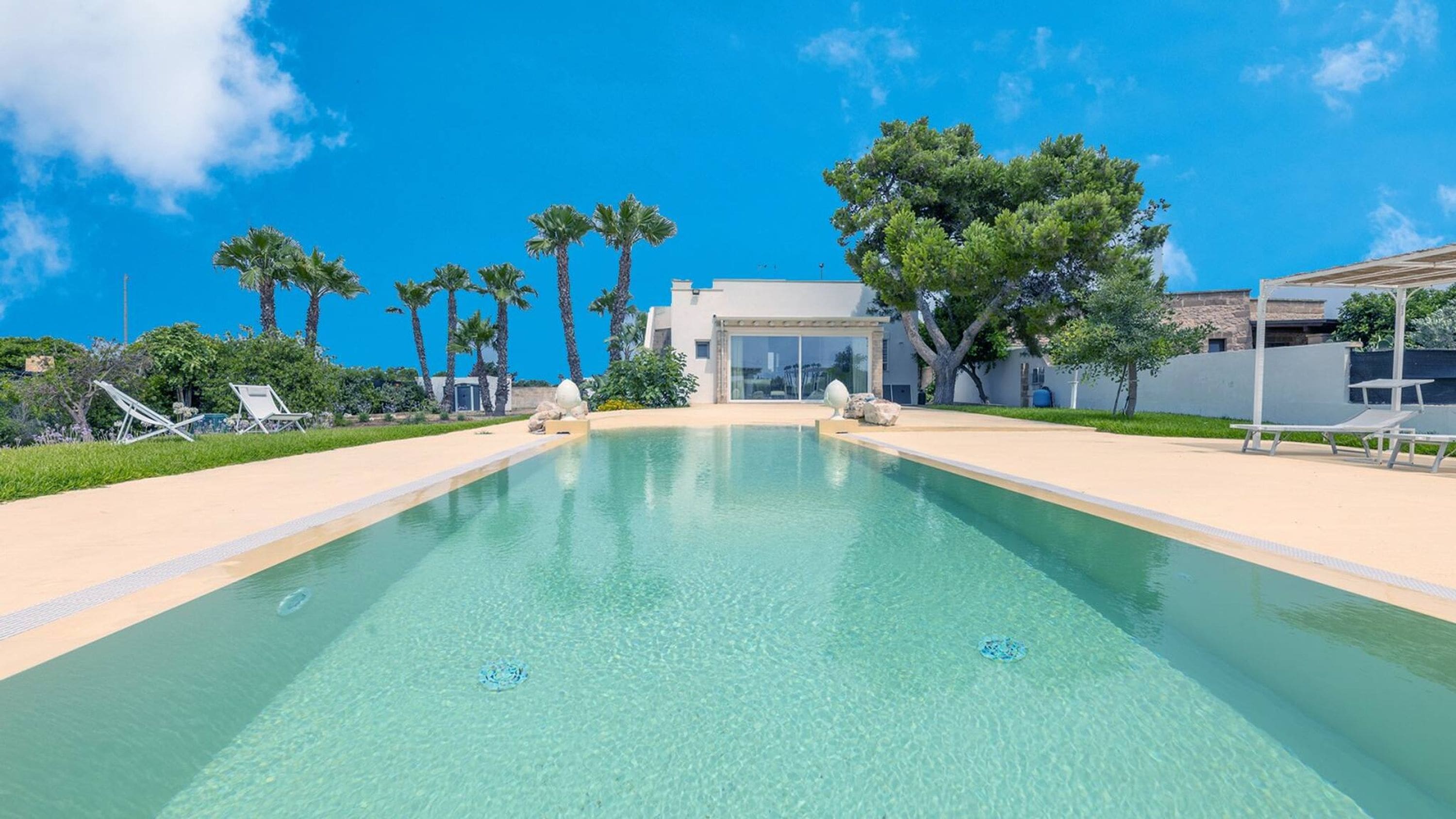 Trullo Levante Torre Suda: Luxury Villa with Infinity Pool and Sea Views, Apulia