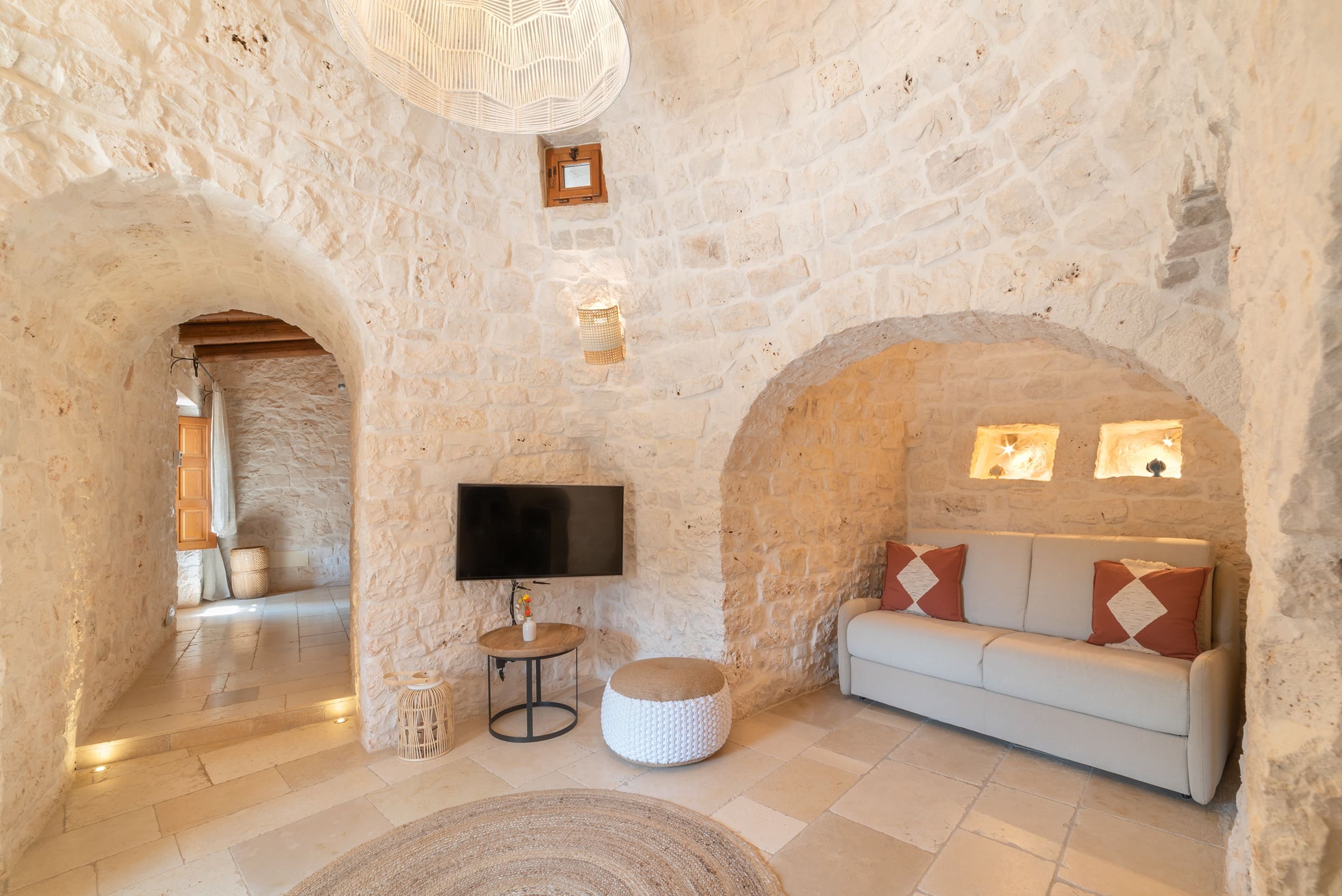 Trullo Mandorlo Locorotondo: Charming 2-Bedroom Apartment with Pool and Hot Tub, Puglia