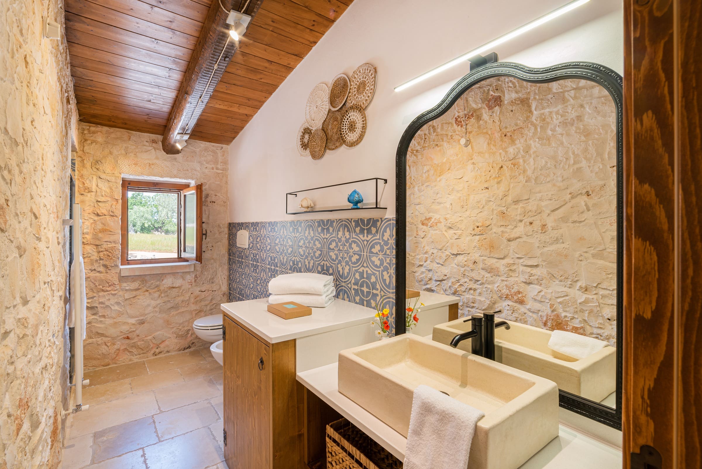 Trullo Mandorlo Locorotondo: Charming 2-Bedroom Apartment with Pool and Hot Tub, Puglia