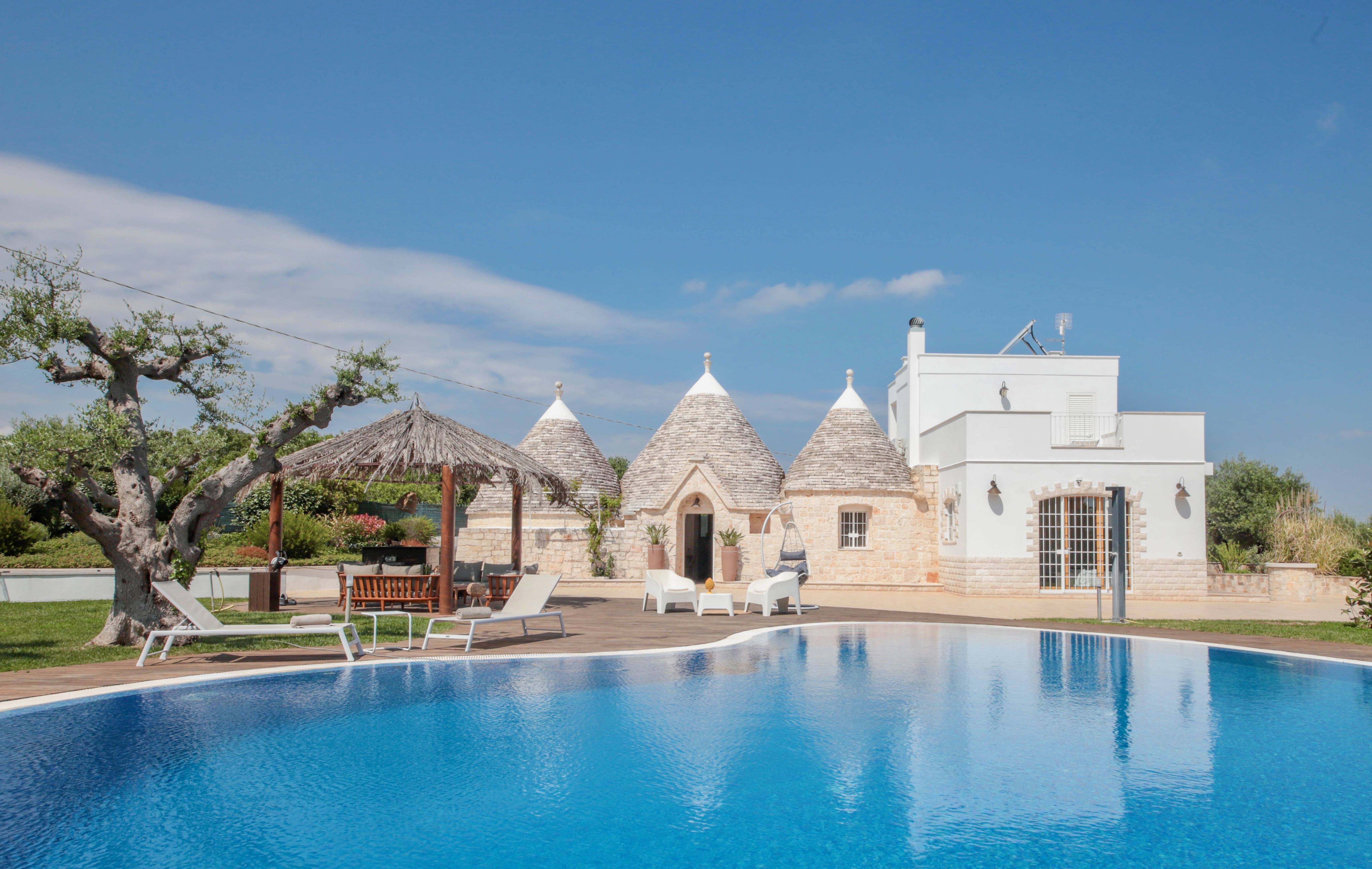 Trullo Mistral Monopoli Puglia: Luxury 4-Bedroom Villa with Seaview and Pool, Puglia