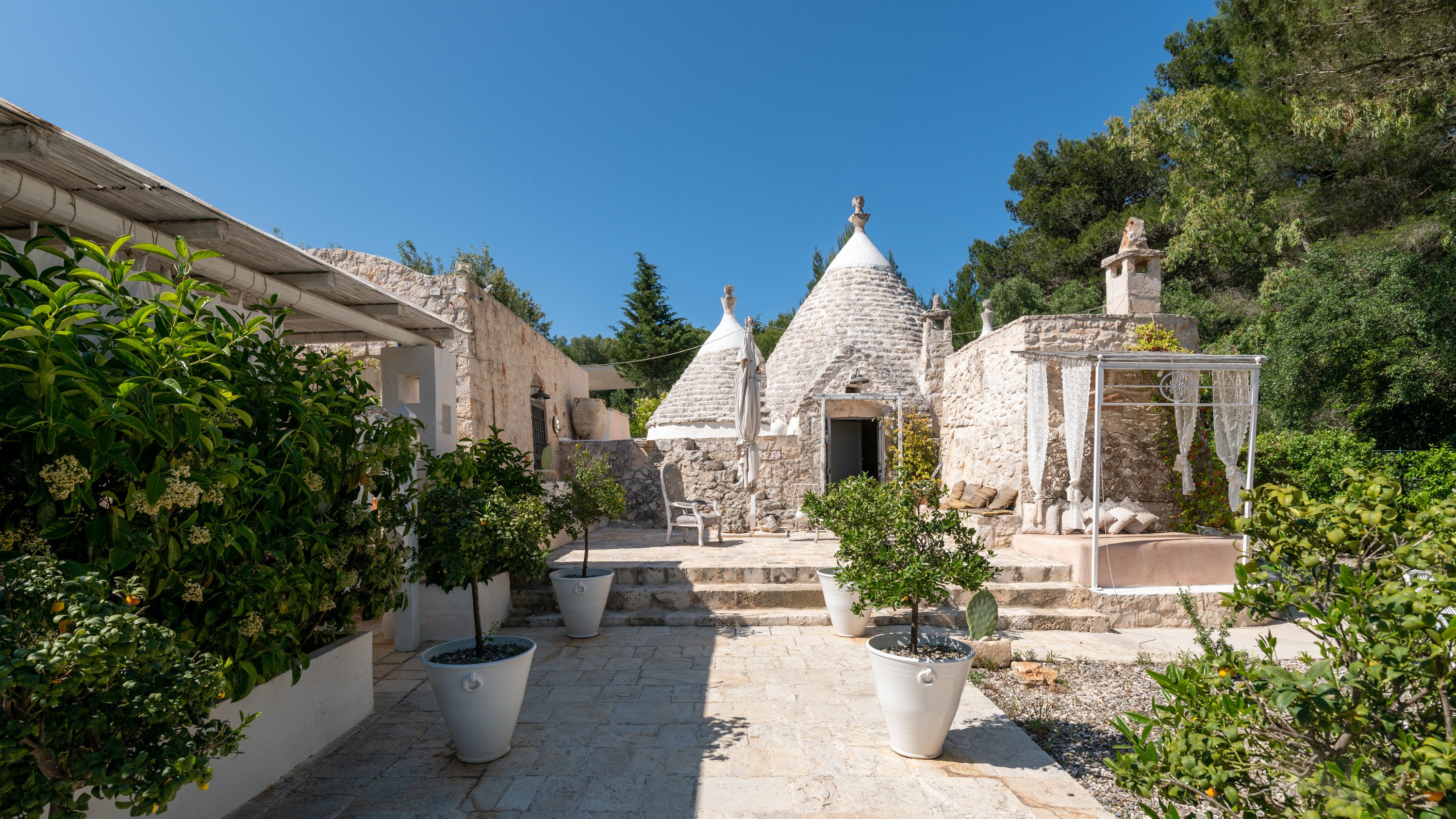 Trullo Murge Ostuni: Stylish 3-Bedroom Apartment with Pool and Sea View, Ostuni