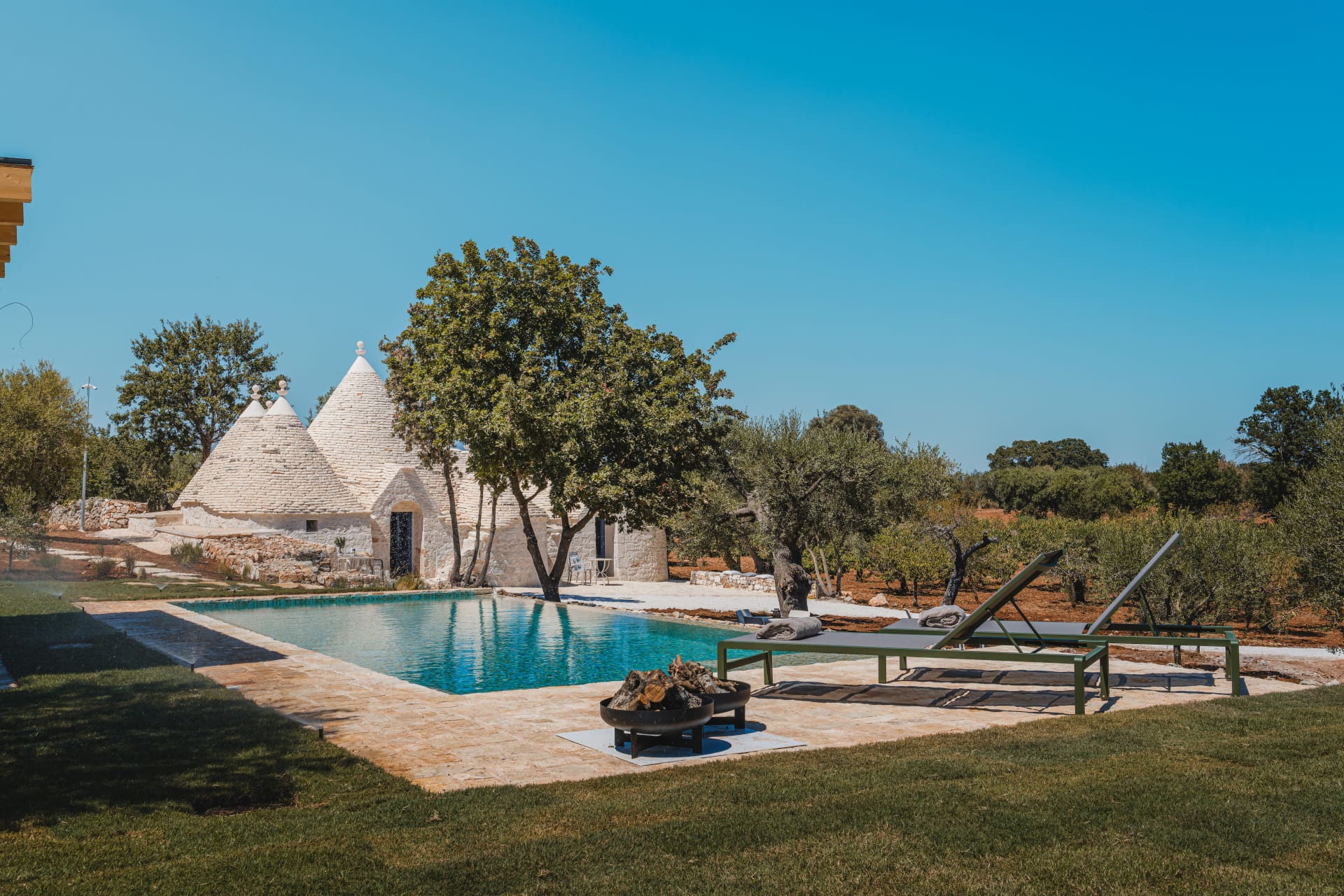 Trullo Oliveto Bari: Charming 2-Bedroom Trulli with Private Pool, Bari