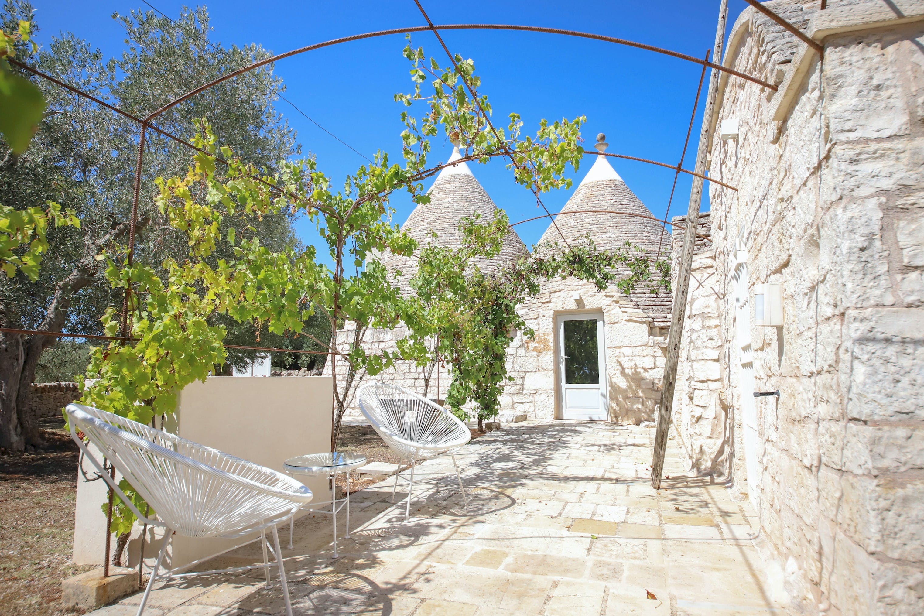 Trullo Oliveto Martina Franca: Charming 4-Bedroom Apartment with Pool and Sea Views, Martina Franca