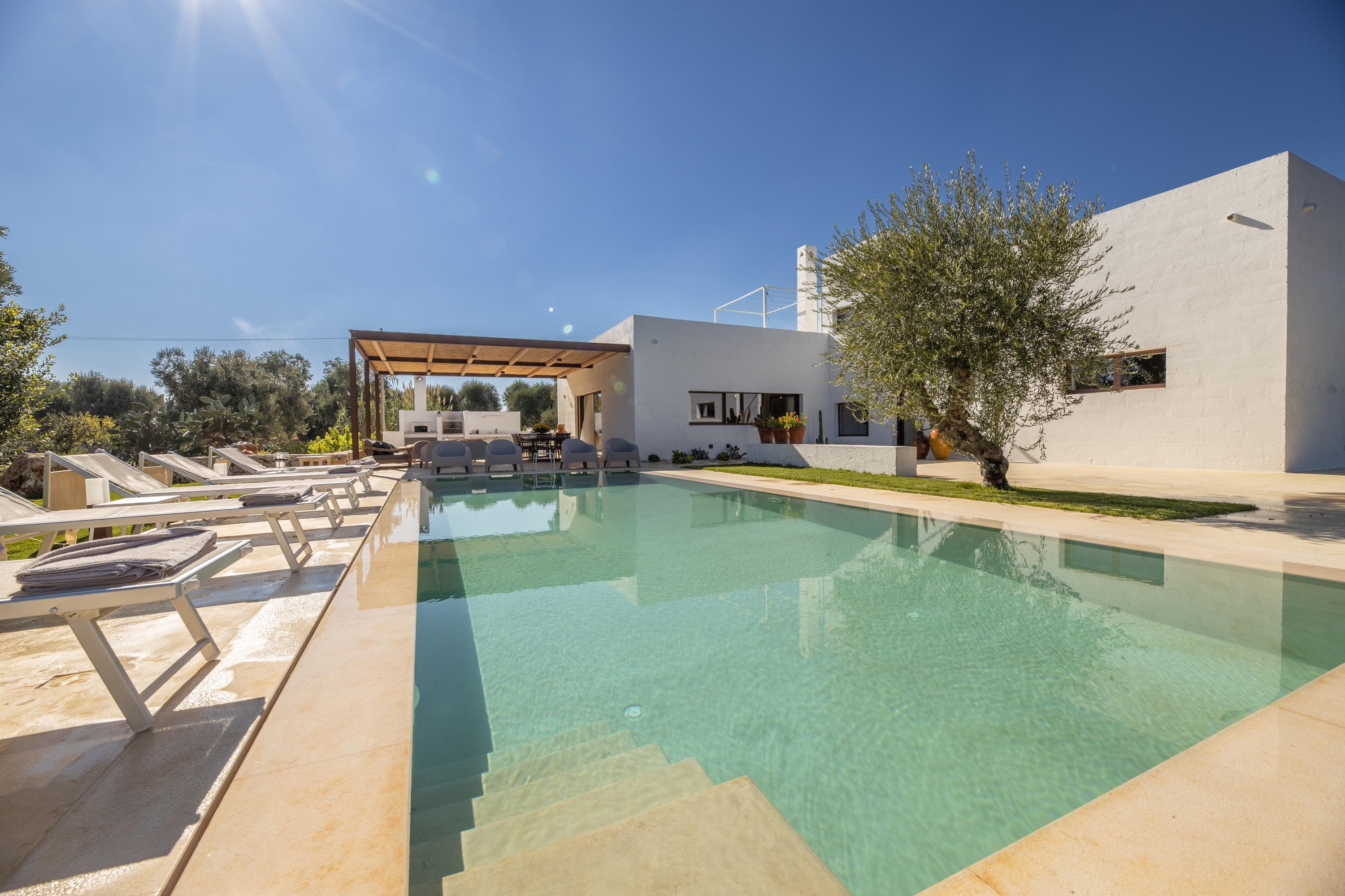 Trullo Ostuni Dolce: Luxury 4-Bedroom Apartment with Pool and Sea Views, Ostuni
