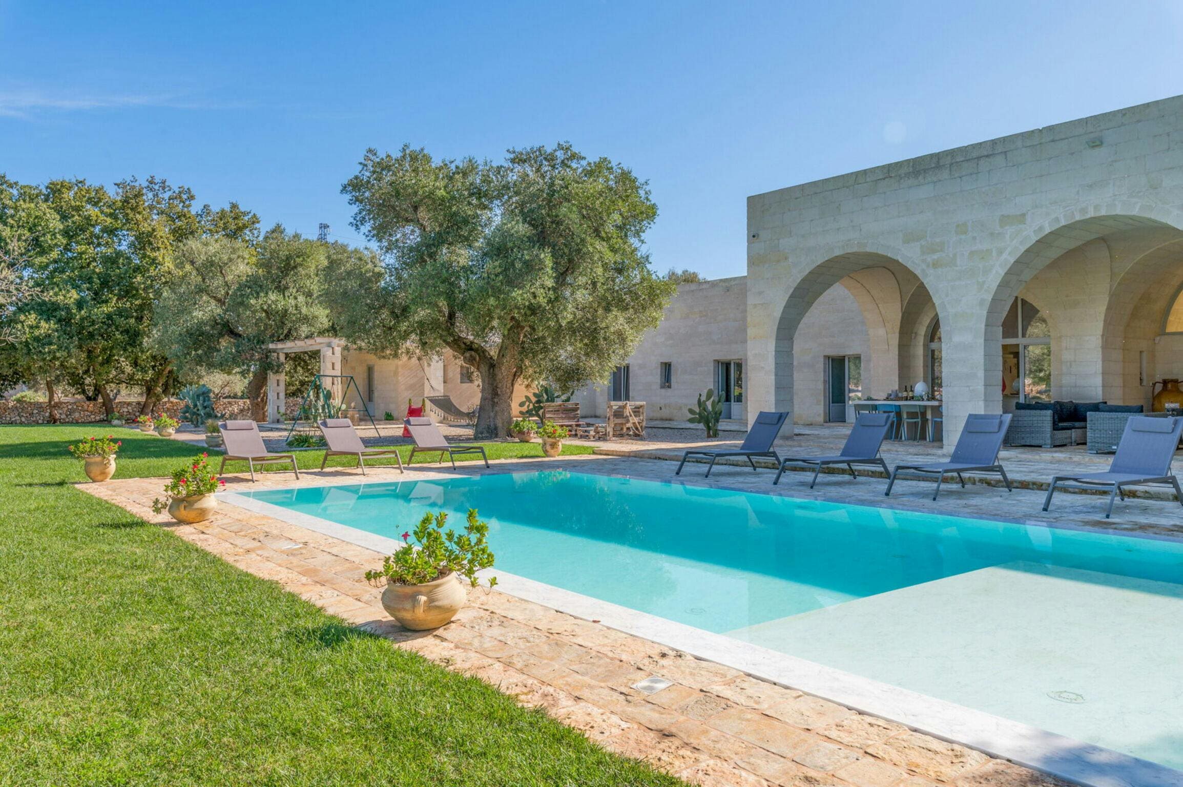 Trullo Ostuni Puglia: Luxury 5-Bedroom House with Swimming Pool and Seaview, Ostuni