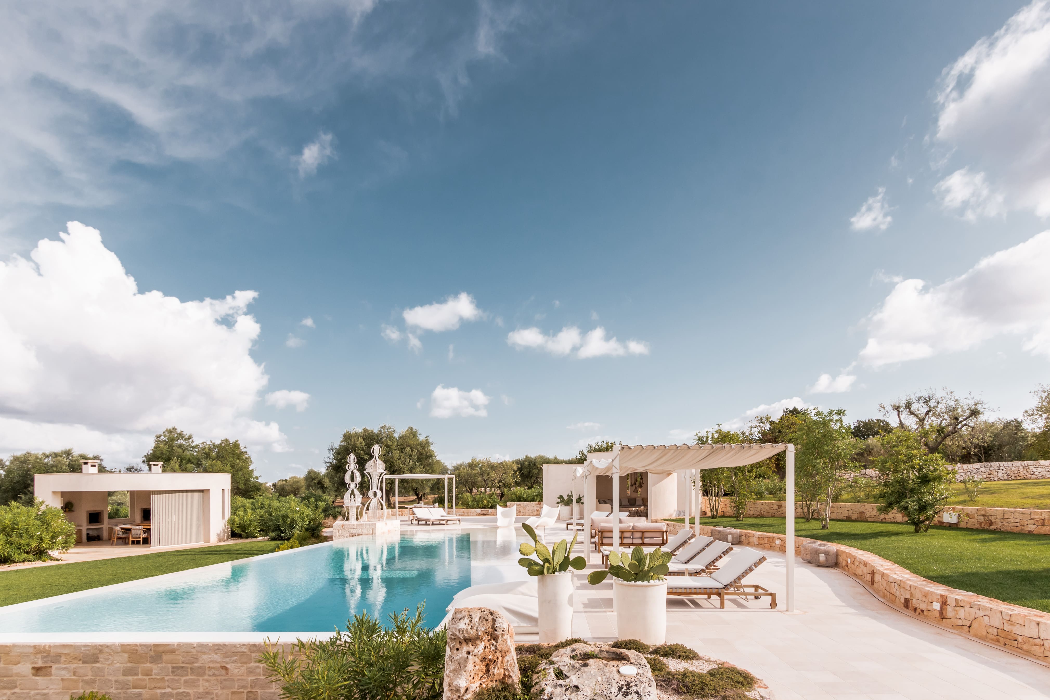 Trullo Quercia Cisternino: Luxury 6-Bedroom Villa with Tennis Court and Pool, Puglia