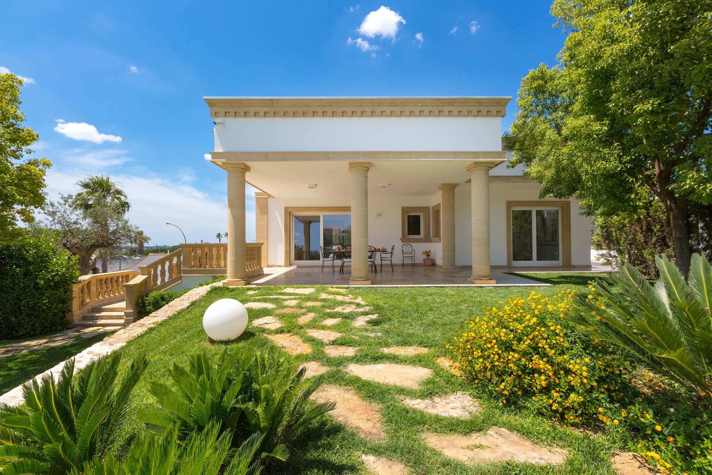 Trullo Salentino Lecce: Spacious 6-Bedroom Apartment with Saltwater Pool, Lecce