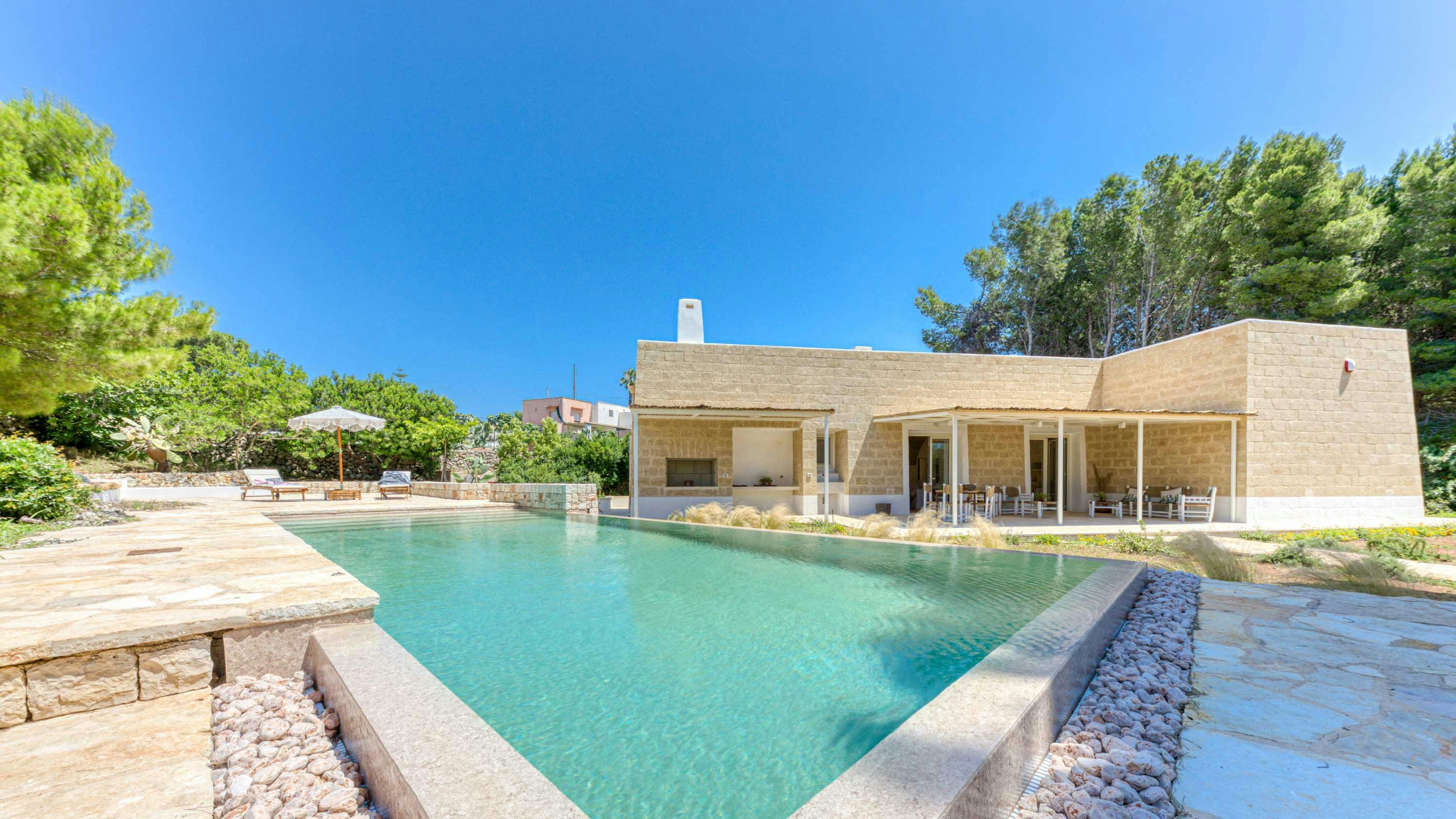 Trullo Salento Pescoluse: Luxury 3-Bedroom Villa with Pool and Sea Views, Puglia