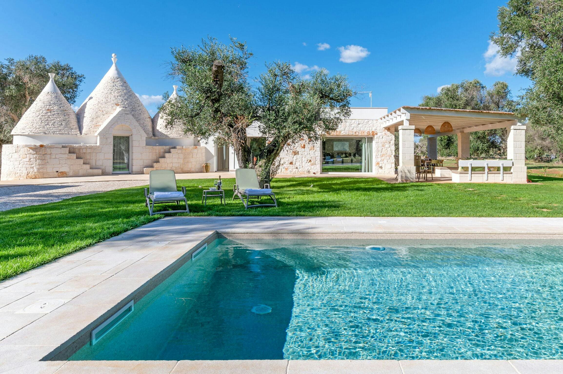 Trullo Sant’Elia: Charming 4-Bedroom Trulli with Pool and Countryside Views, Brindisi