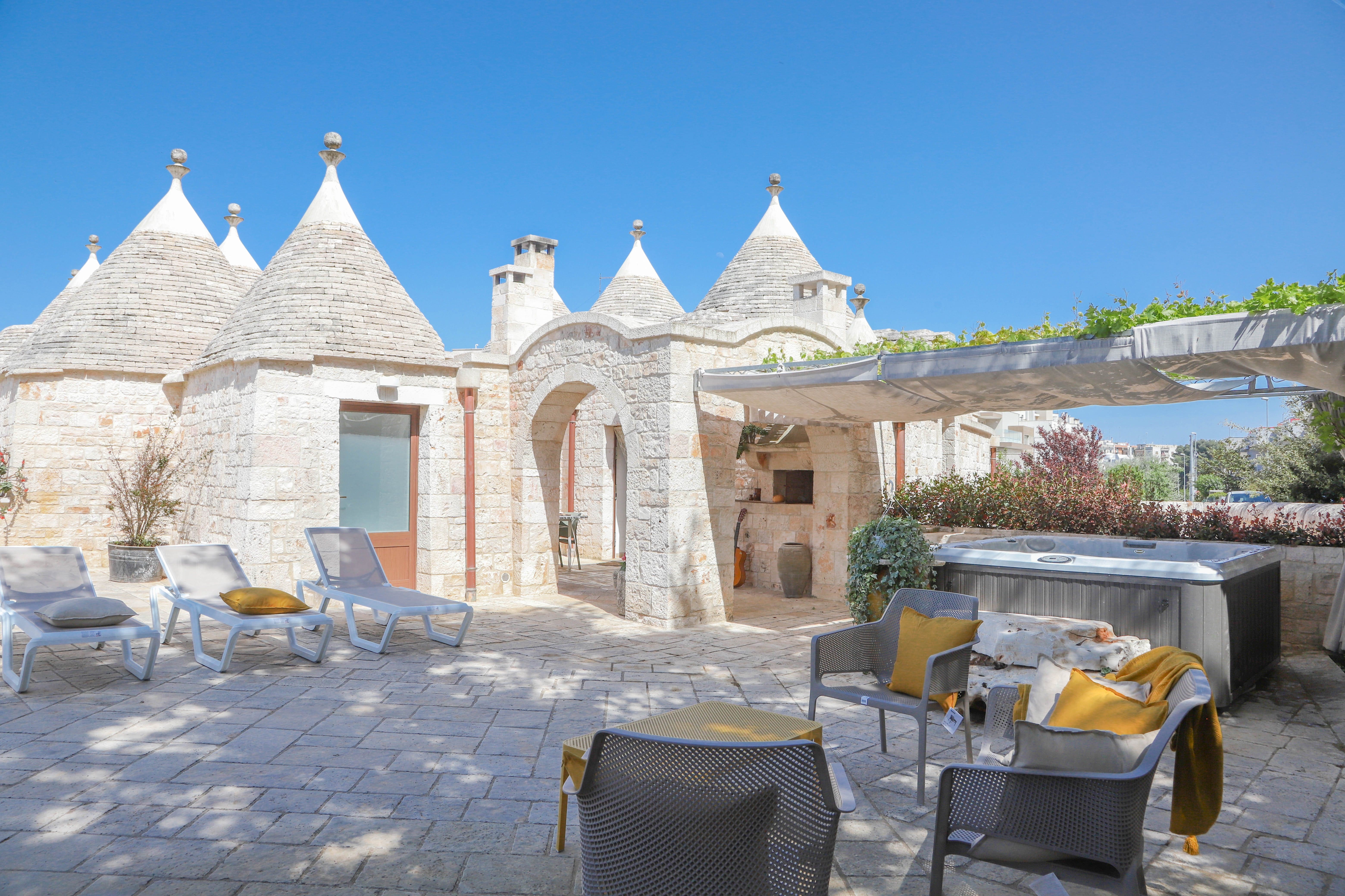 Trullo Saraceno Martina Franca: Charming 4-Bedroom Trullo with Pool and Hot Tub, Martina Franca