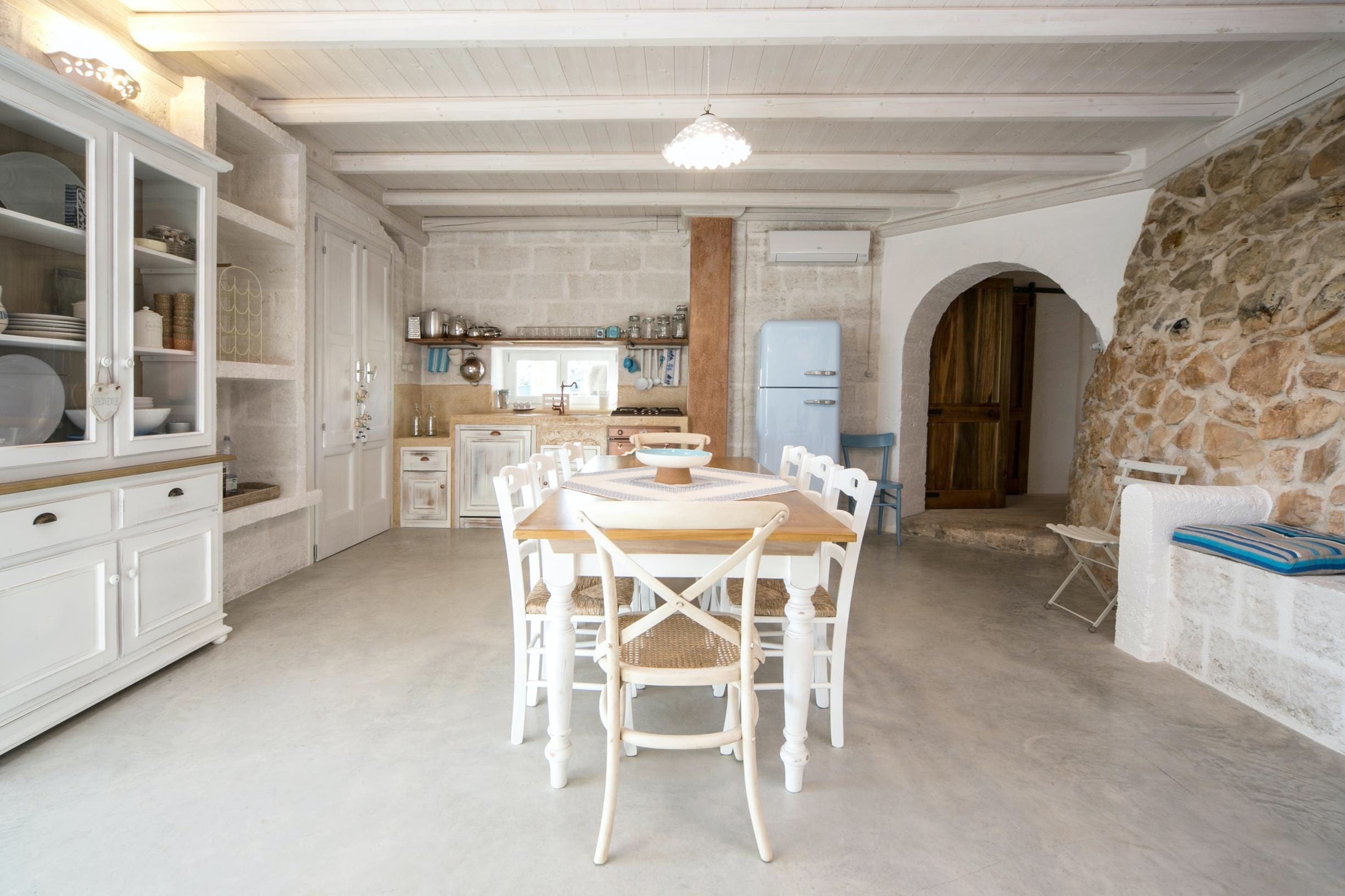 Trullo Scirocco Lecce Lecce: Stylish 4-Bedroom Apartment with Pool and Sea Views, Lecce