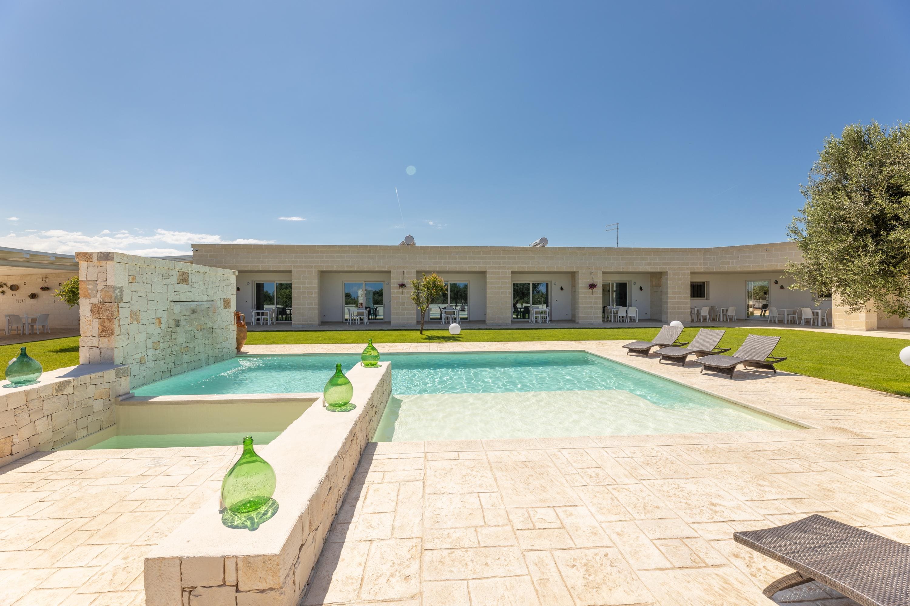 Trullo Scirocco Ostuni Ostuni: 10-Bedroom Luxury Apartment with Seaview and Pool, Ostuni