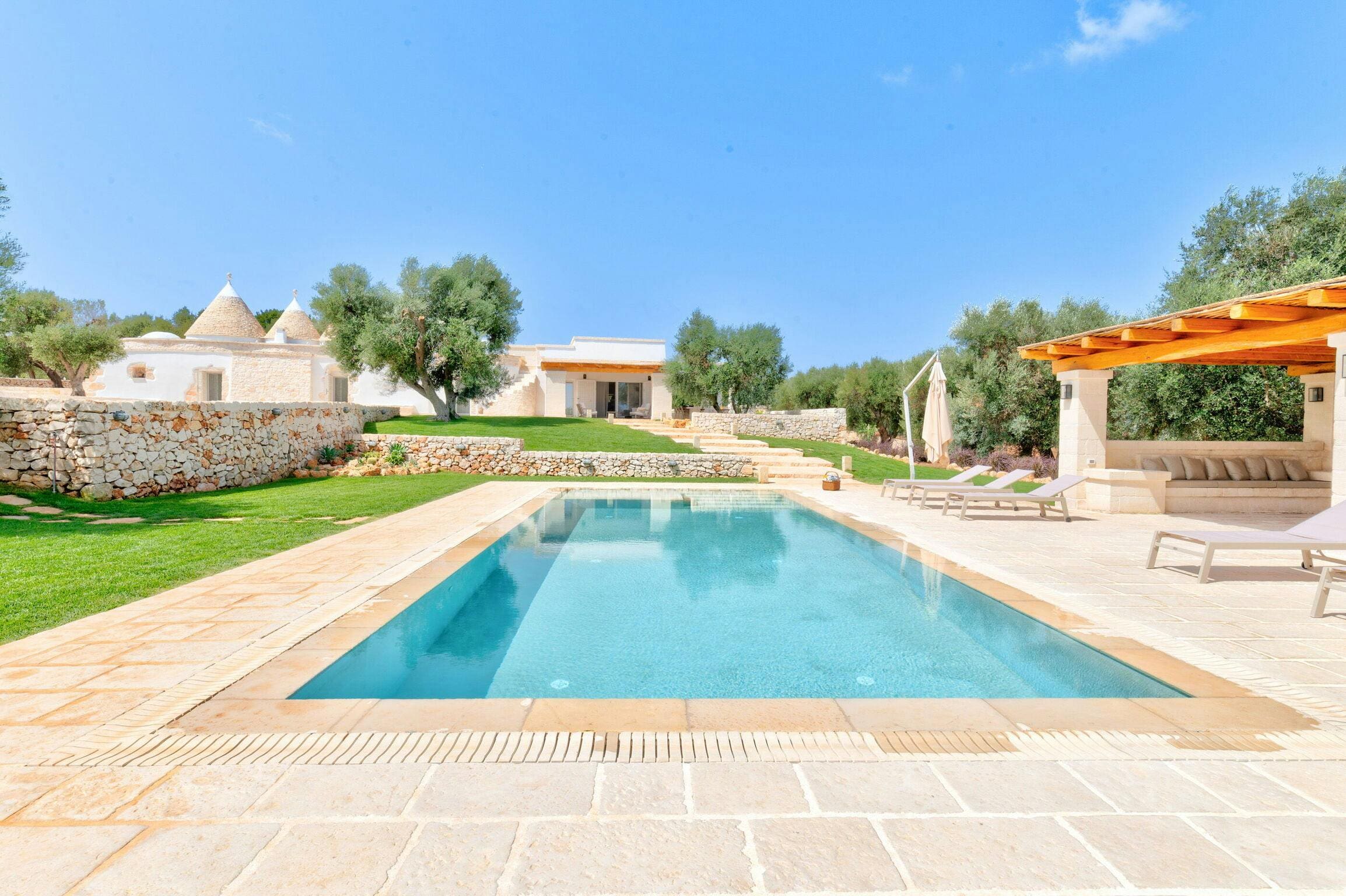Trullo Sirocco Ostuni Ostuni 4: Luxury 3-Bedroom Trullo with Private Pool, Ostuni