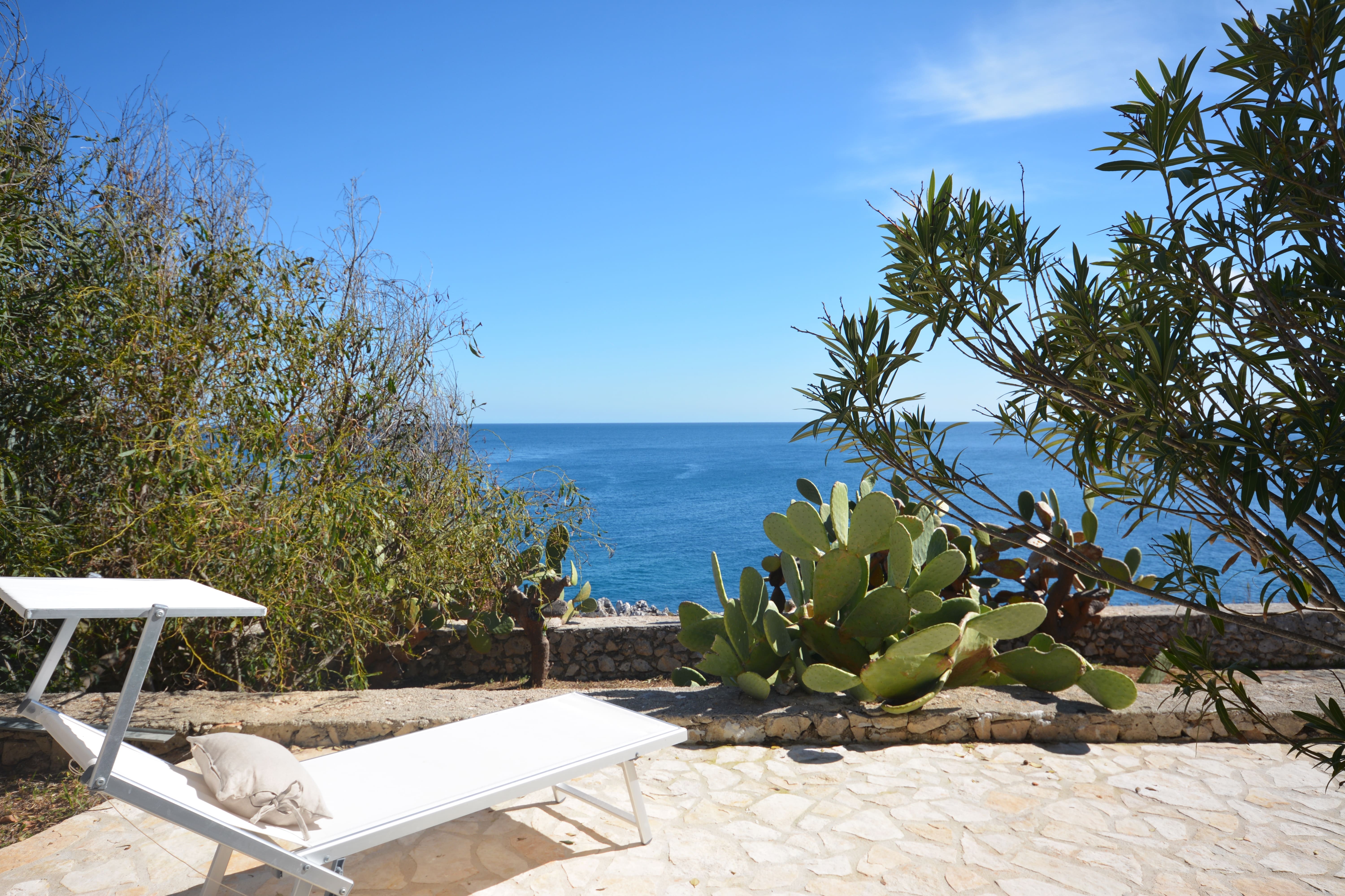 Trullo Sirocco Polignano: 3-Bedroom Beachfront Apartment with Seaview, Puglia