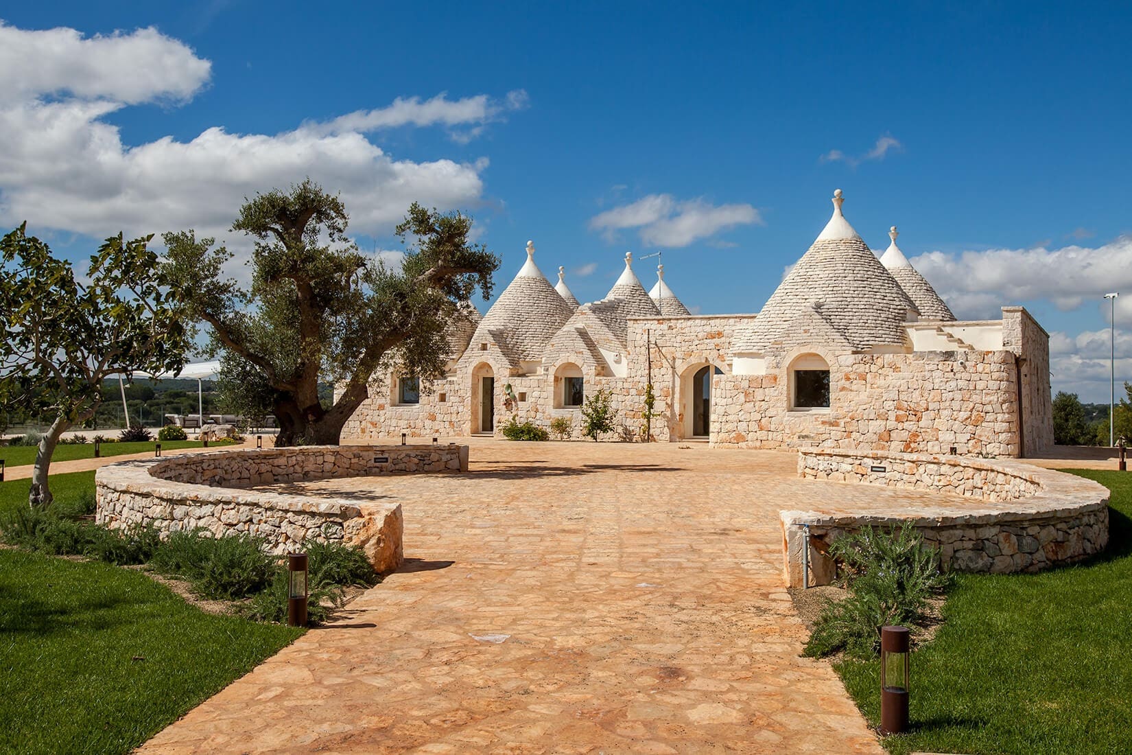 Trullo Ulivo Ostuni Ostuni: Luxurious 6-Bedroom Villa with Infinity Pool, Ostuni