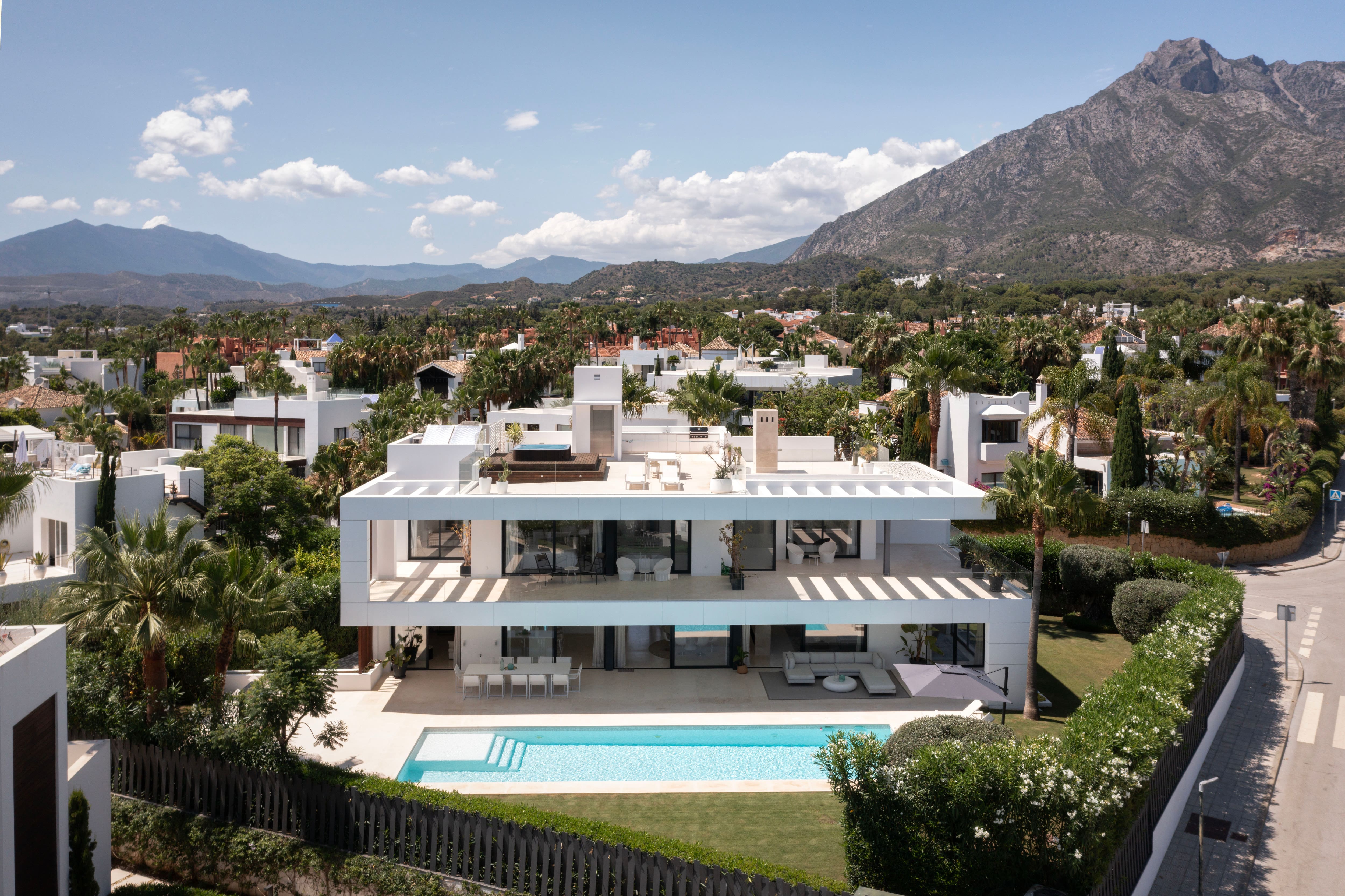Villa Acebuchal Marbella: Spacious 6-Bedroom Luxury Villa with Seaviews and Pool, Marbella