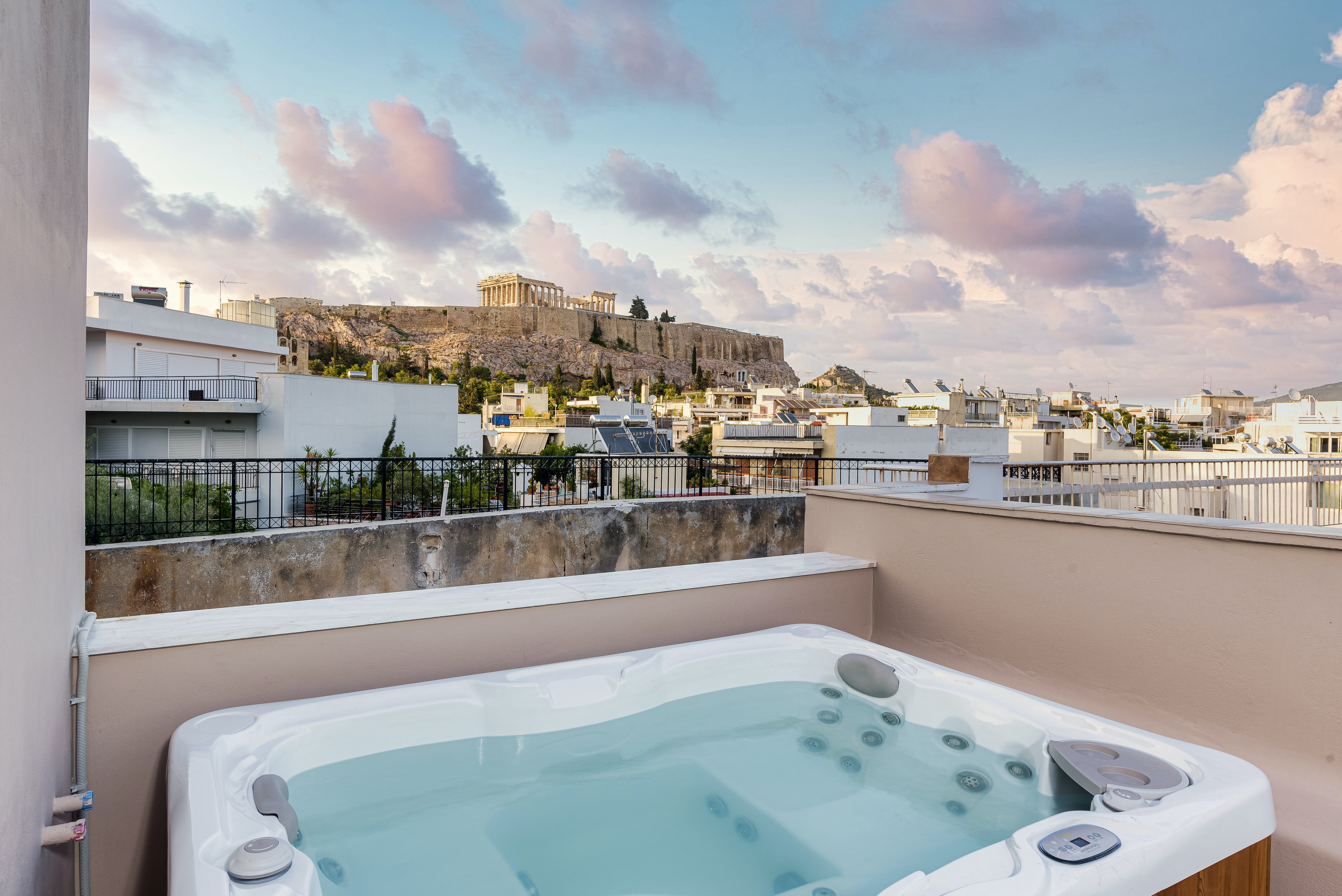 Villa Acropolis Athens: Luxury 3-Bedroom Apartment with Hot Tub, Athens