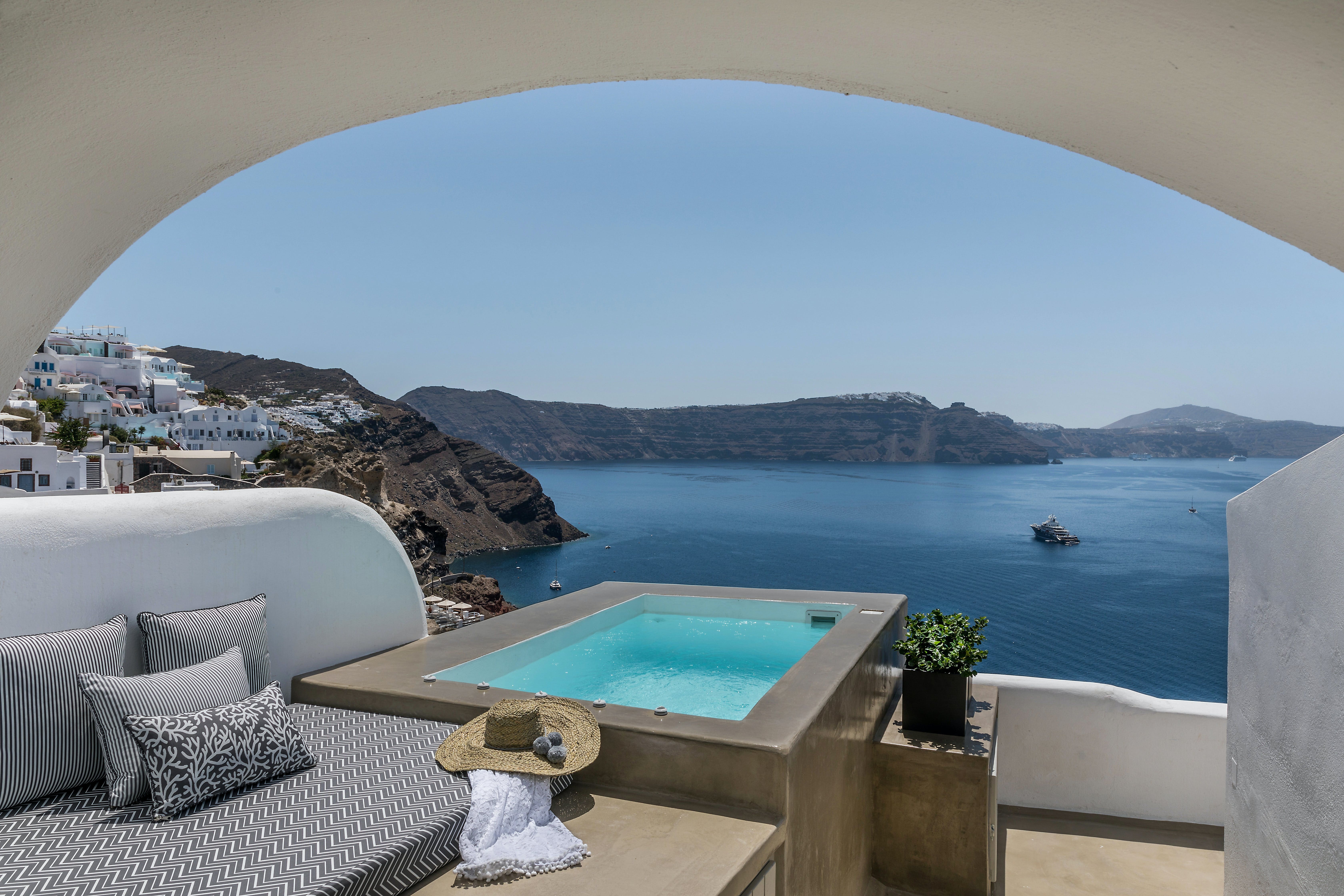 Villa Aether Oia: Chic 1-Bedroom Apartment with Hot Tub and Sea View, Santorini