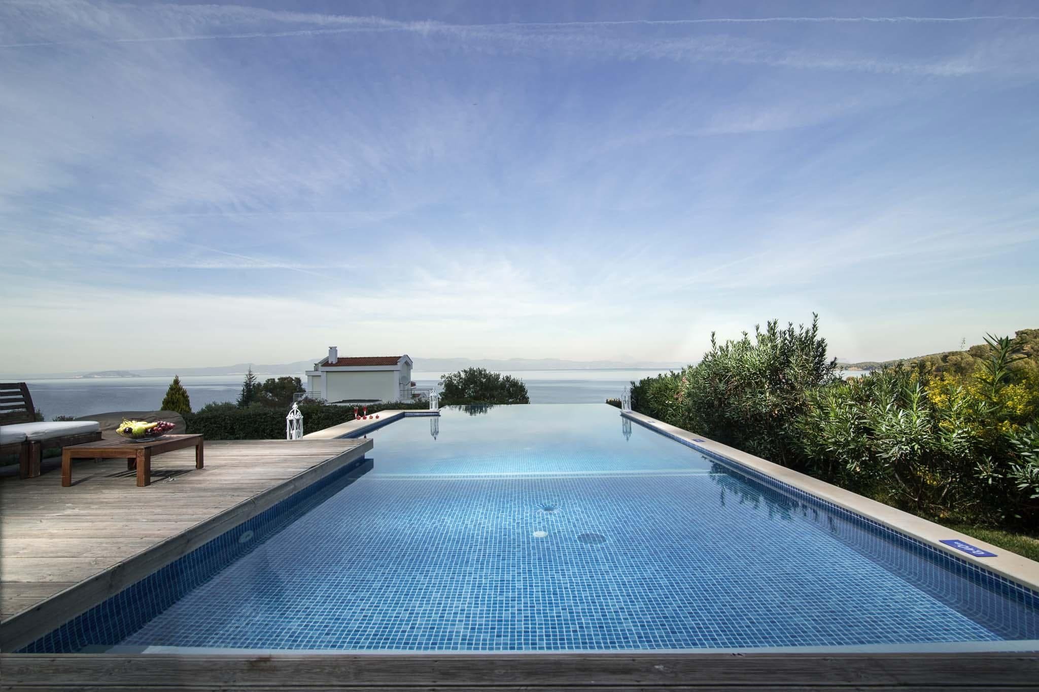 Villa Agion Paliouri: Luxury 3-Bedroom Apartment with Infinity Pool, Halkidiki