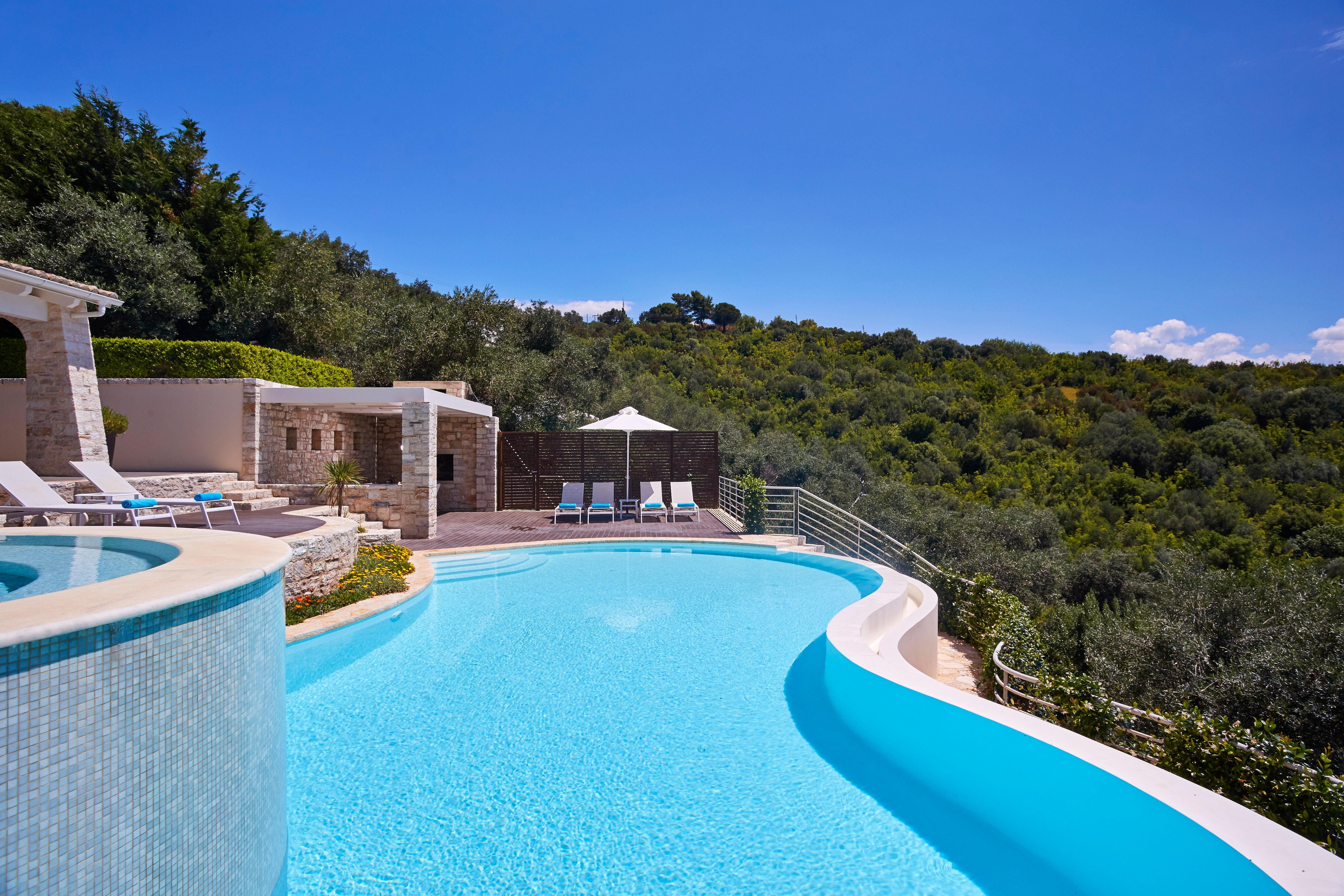 Villa Agios Kassiopi: Spacious 4-Bedroom Apartment with Pool and Sea Views, Kassiopi