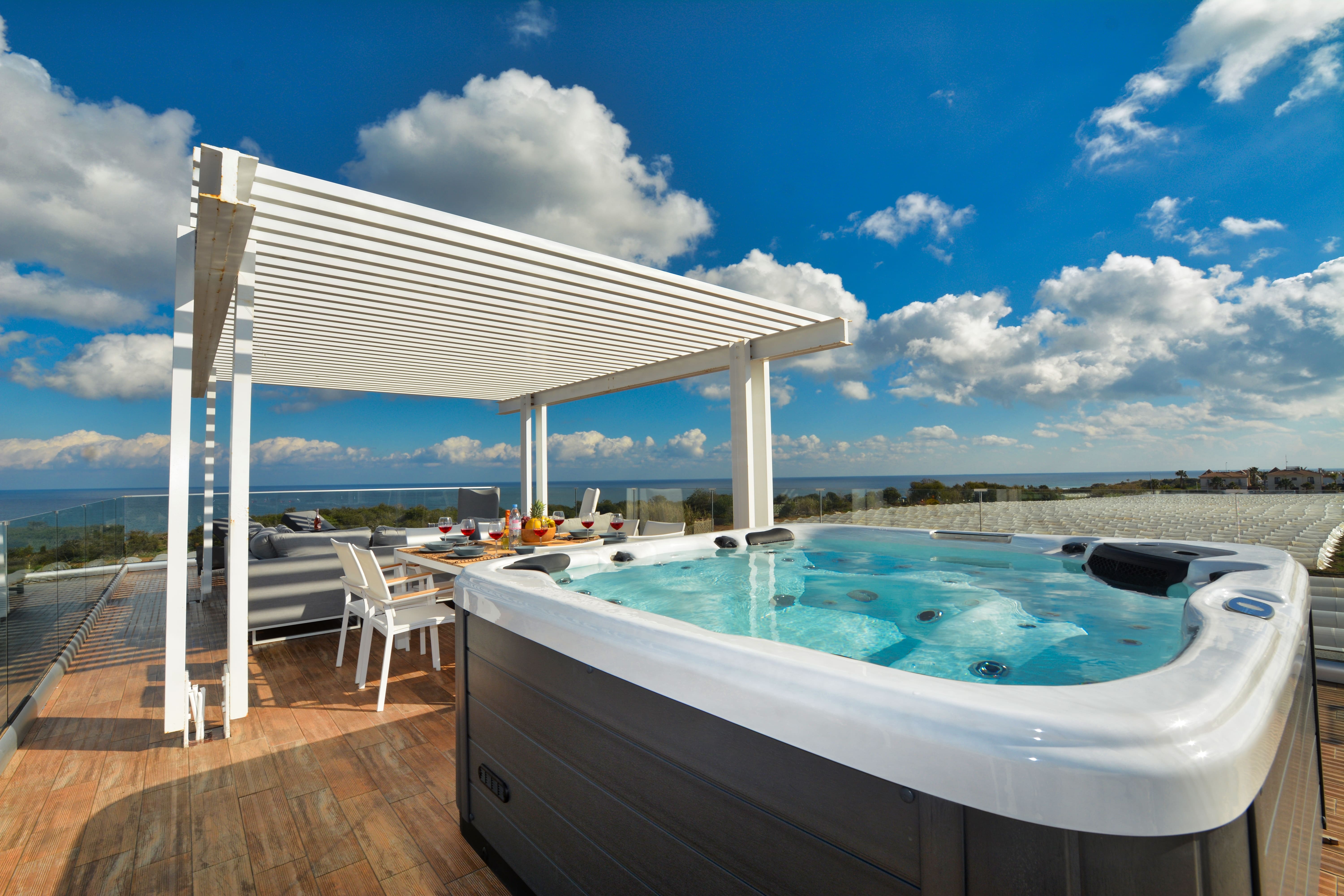 Villa Agios Pernera: Spacious 3-Bedroom Apartment with Hot Tub and Sea Views, Pernera Cyprus