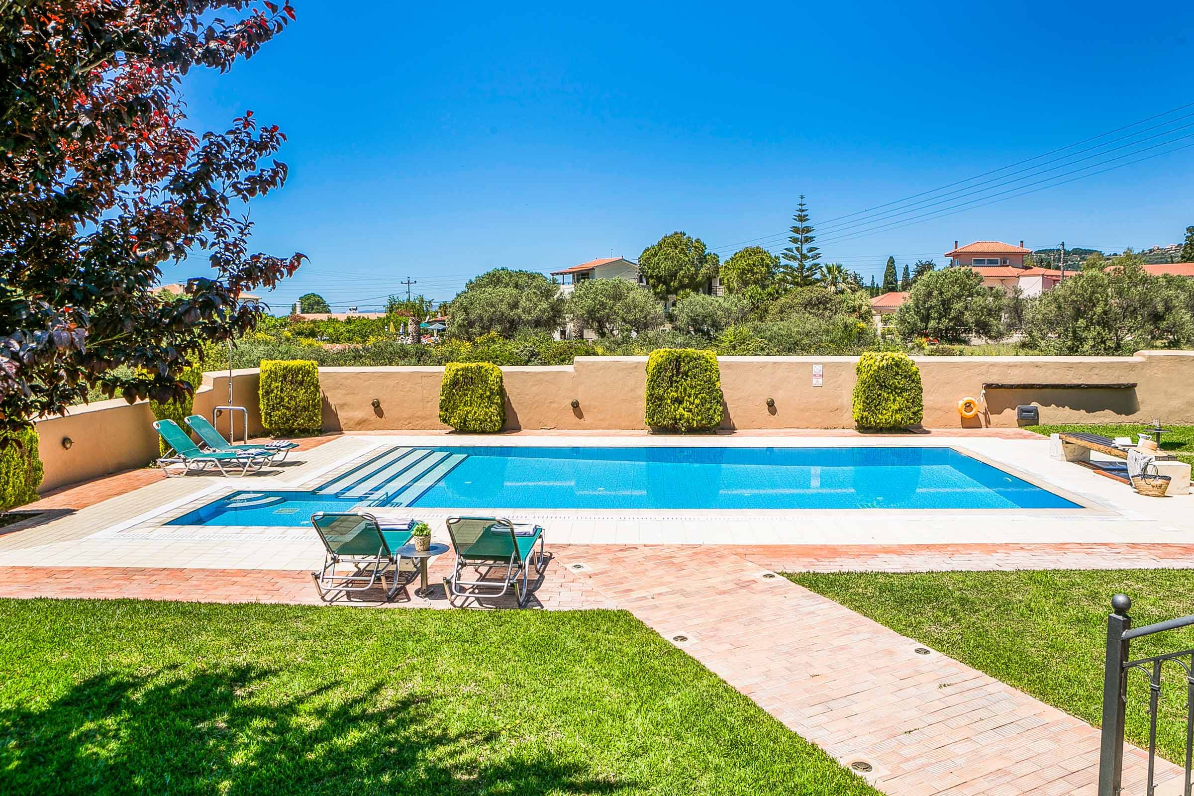 Villa Ai Helis Livathos: Charming 2-Bedroom Apartment with Pool and Seaview, Livathos