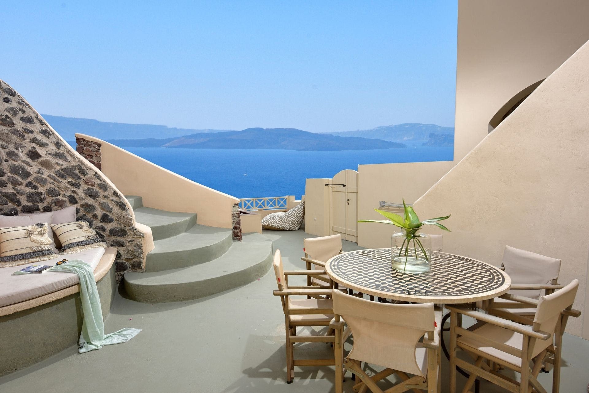 Villa Aiolos Oia: Elegant 3-Bedroom Apartment with Hot Tub and Sea View, Santorini