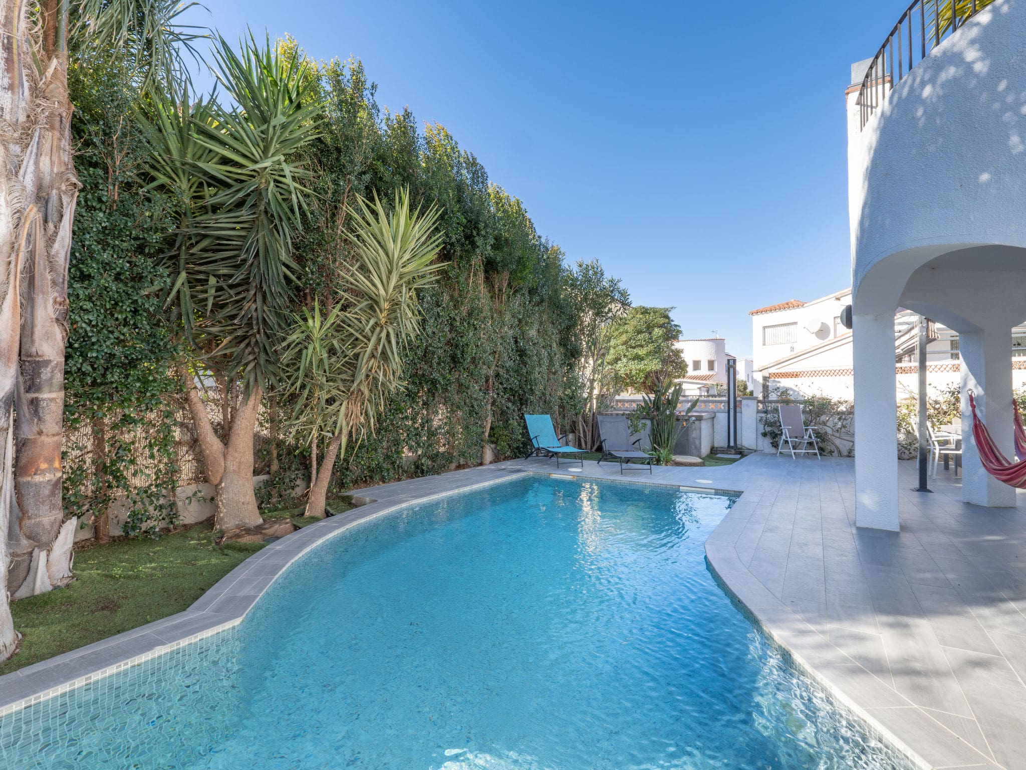Villa Alberes Empuriabrava: Modern 4-Bedroom Family Villa with Private Pool and Garden Near Empuriabrava Beach
