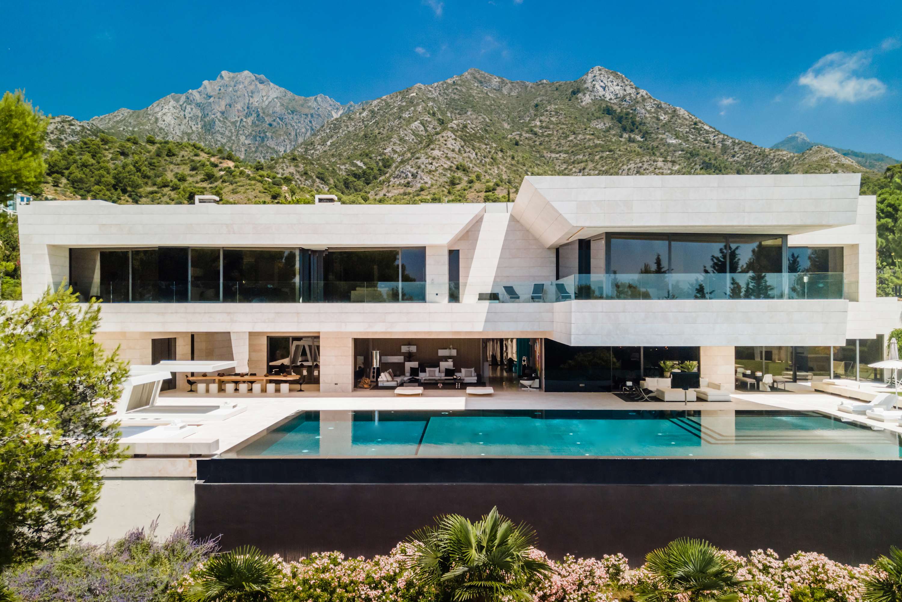 Villa Alcanadre Marbella: 8-Bedroom Luxury Villa with Infinity Pool and Sauna, Marbella