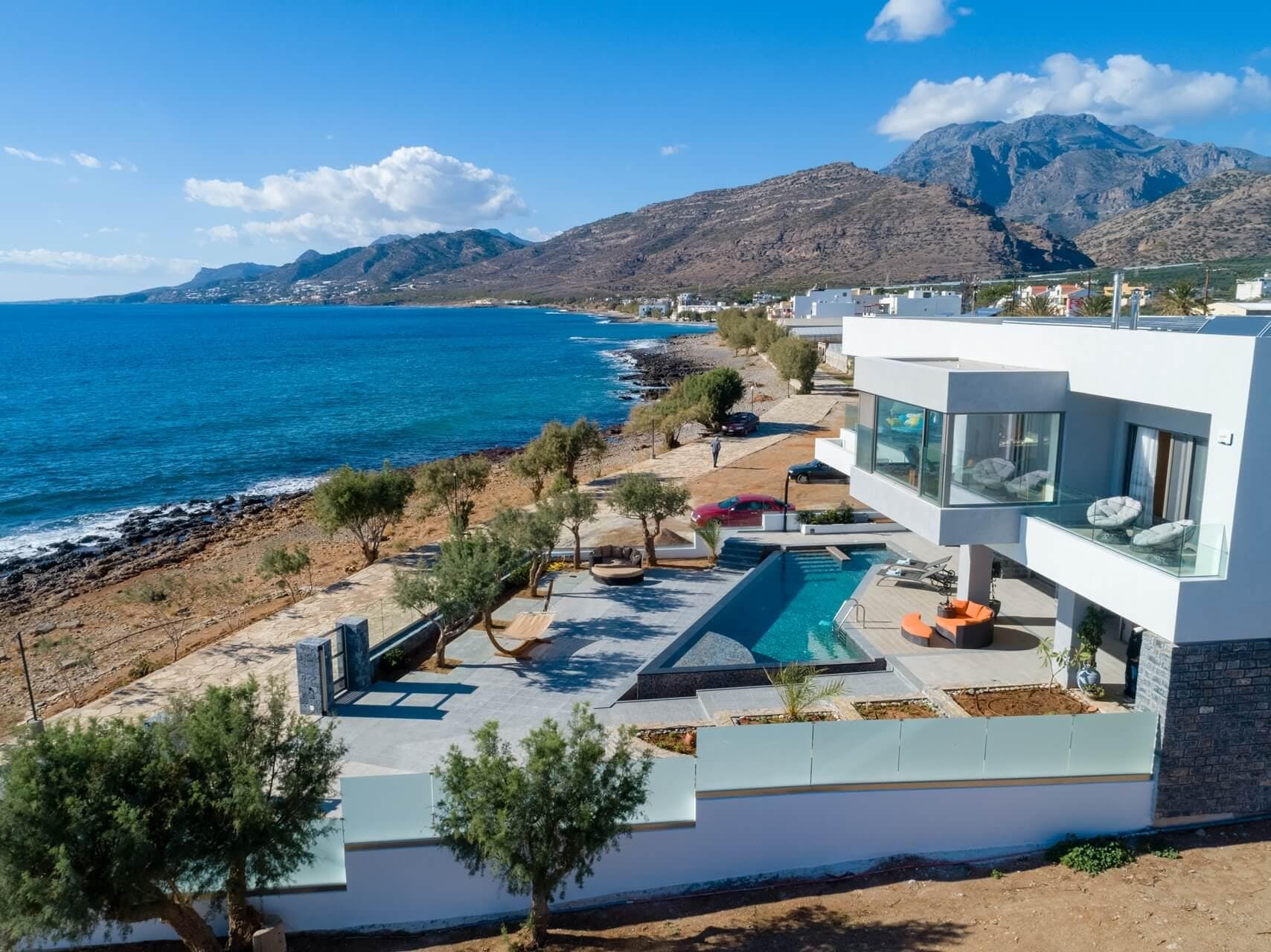 Villa Anemó Koutsouras: 10-Bedroom Seafront Villa with Pool and Hot Tub, Crete