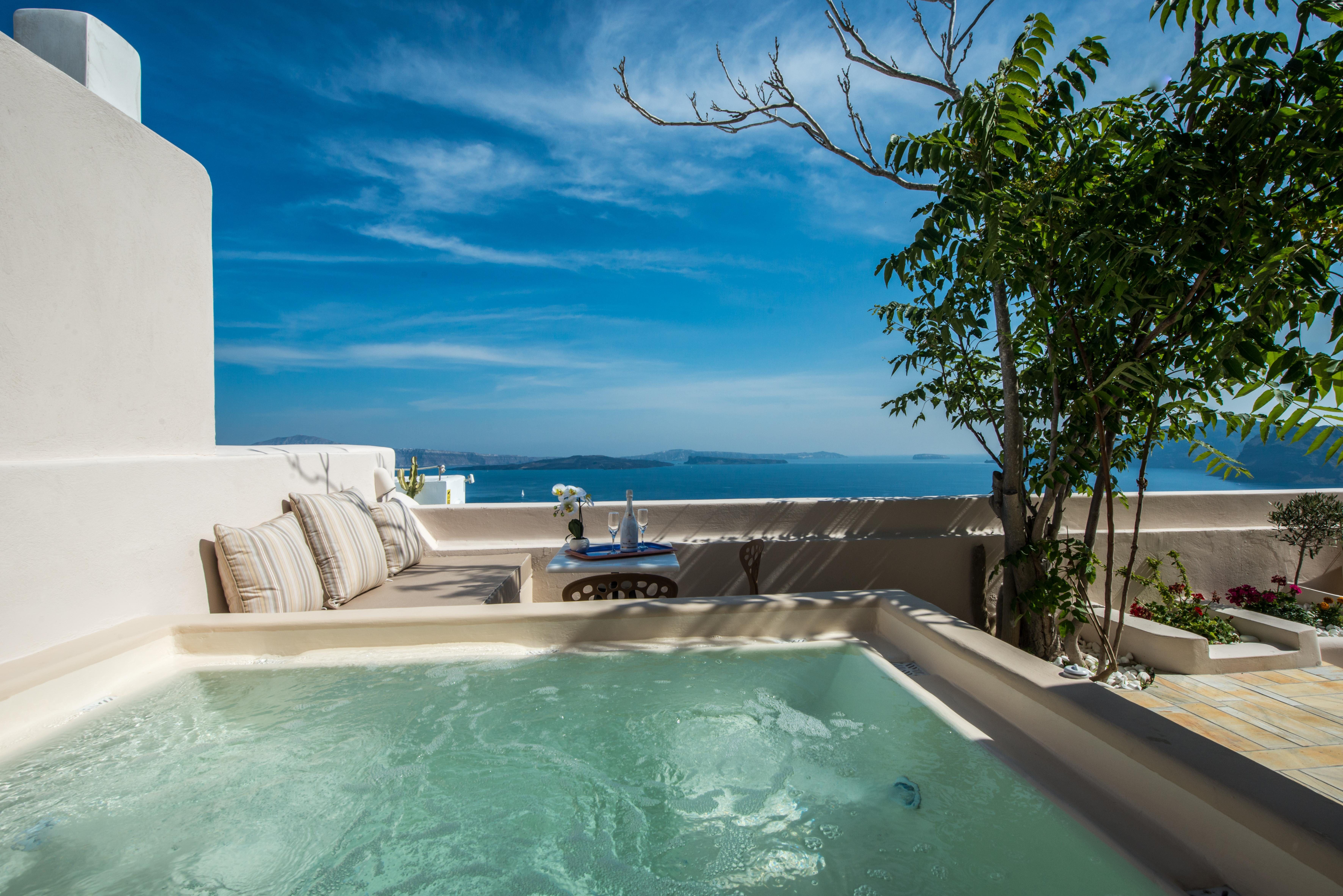 Villa Anemomilos Oia: Elegant 2-Bedroom Apartment with Hot Tub and Sea Views, Santorini