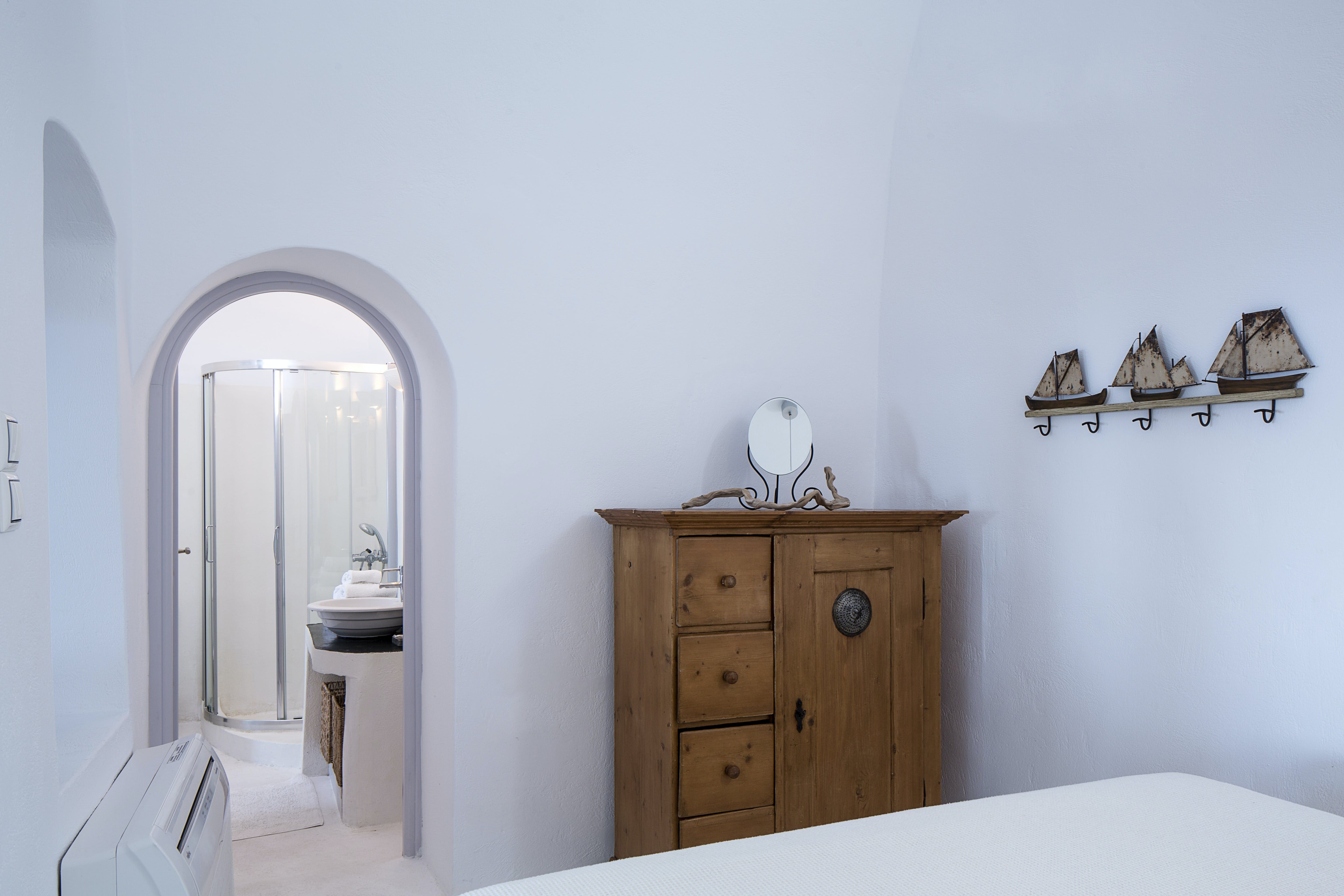 Villa Anemomilos Santorini Santorini 4: Luxury 4-Bedroom Apartment with Hot Tub and Sea Views, Santorini