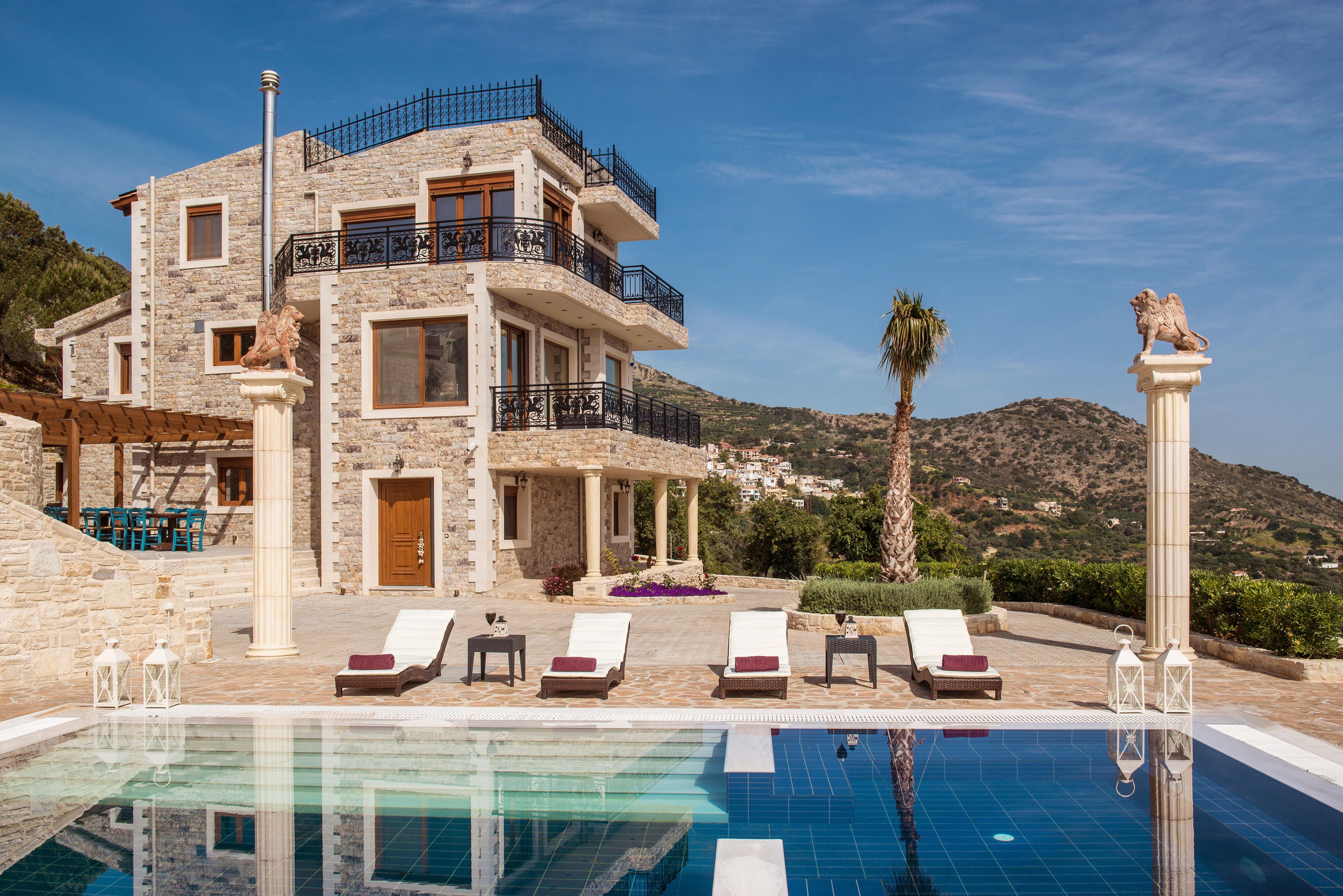 Villa Anemós Heraklion: Spacious 5-Bedroom Apartment with Pool and Sea Views, Heraklion Town